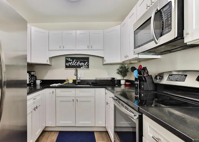 Lovely 2 Bedroom 1 Bathroom Condo Minutes From The Beach