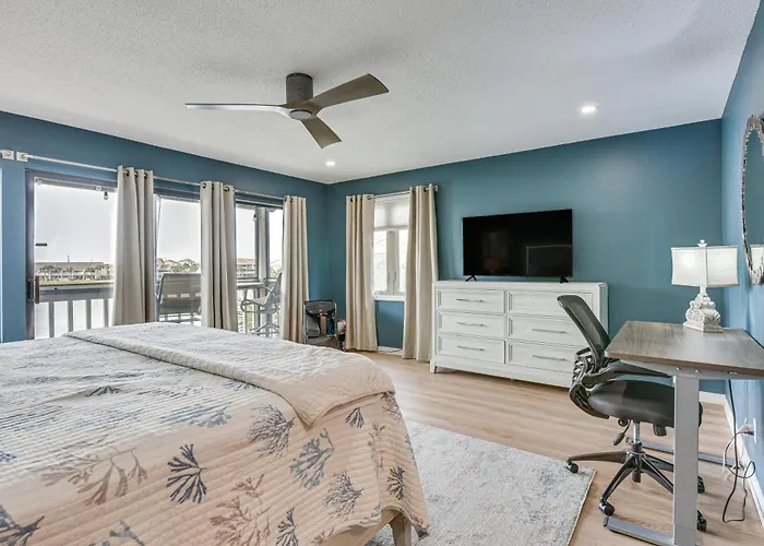 Beachy Lakefront Escape - Walk To The Shore!