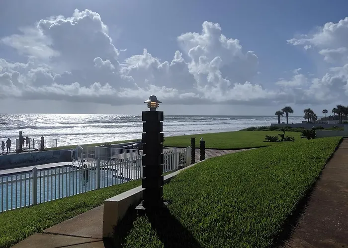Shoreline Suites & Cabana Cottages - Beachfront