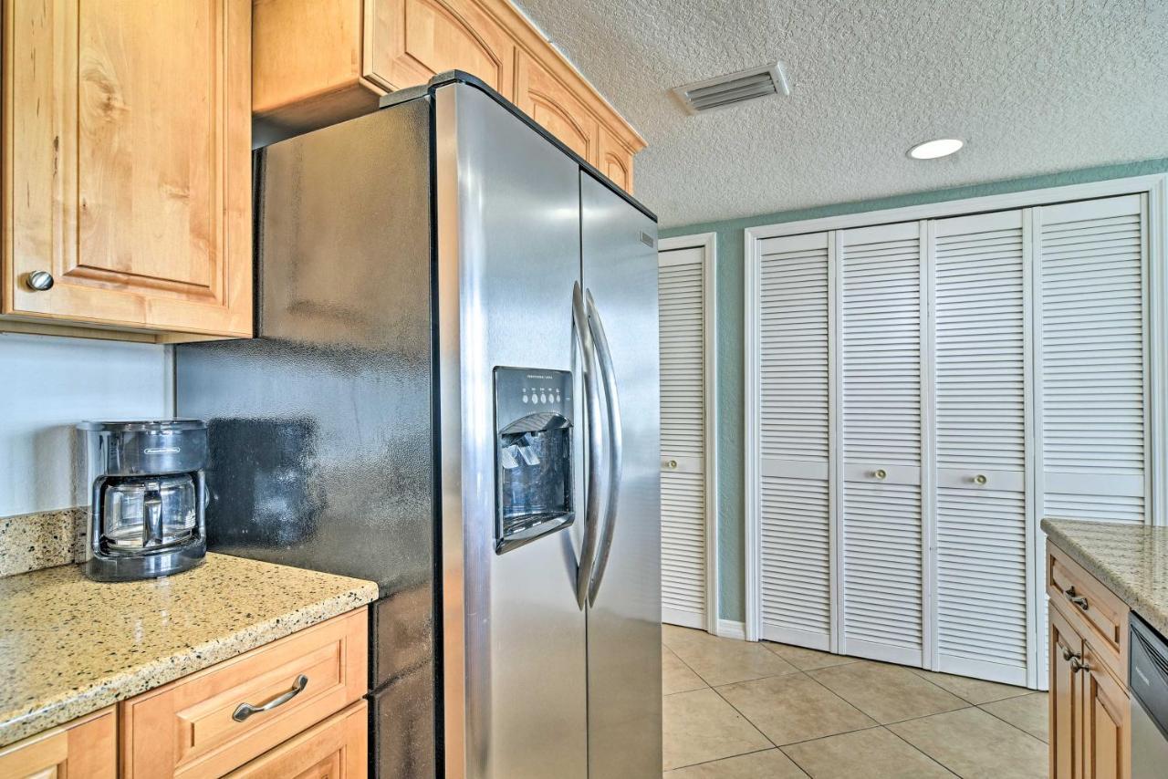Coastal With Pool, Walk To Clearwater Beach! Apartment *