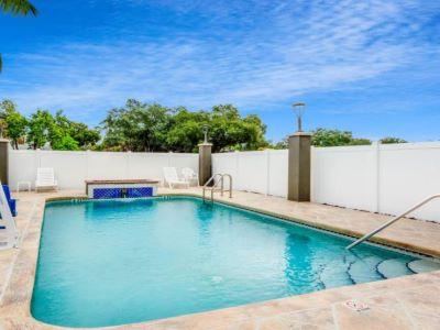 La Quinta By Wyndham Northeast *newly Renovated Hotel St. Petersburg