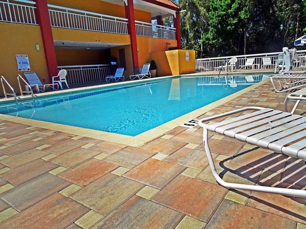 Inn Quality North Near Lido Key 2*