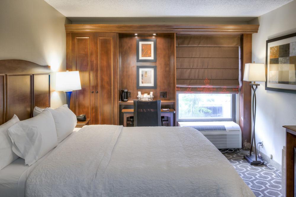 Hotel Hampton International Airport/westshore 3*