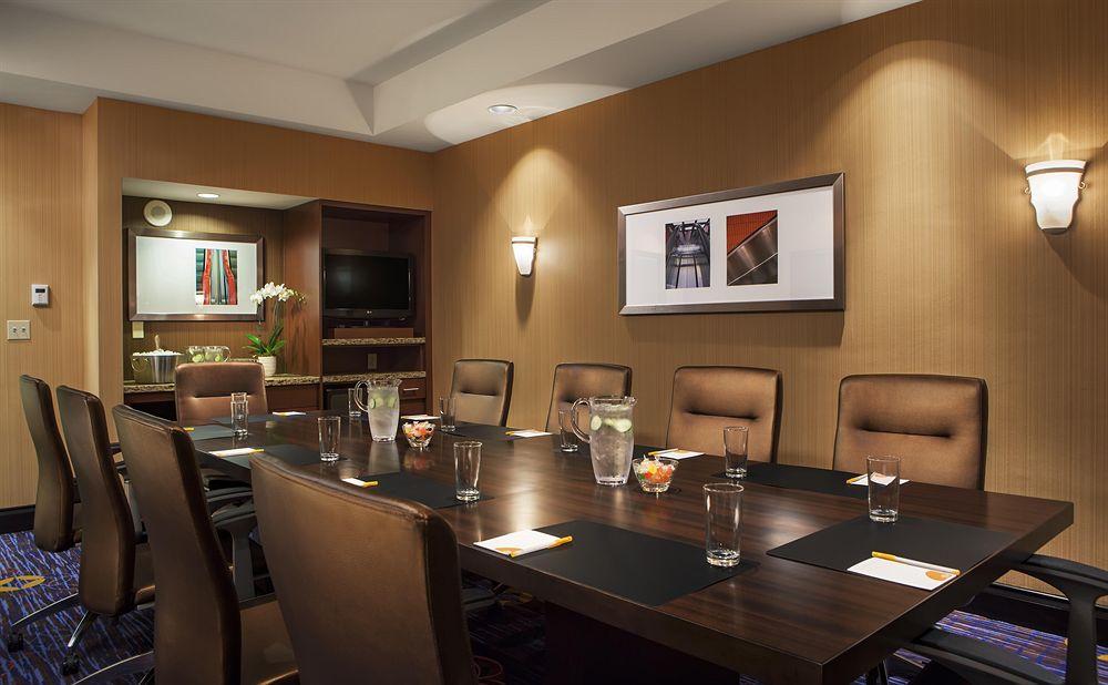 Courtyard By Marriott Downtown Hotel