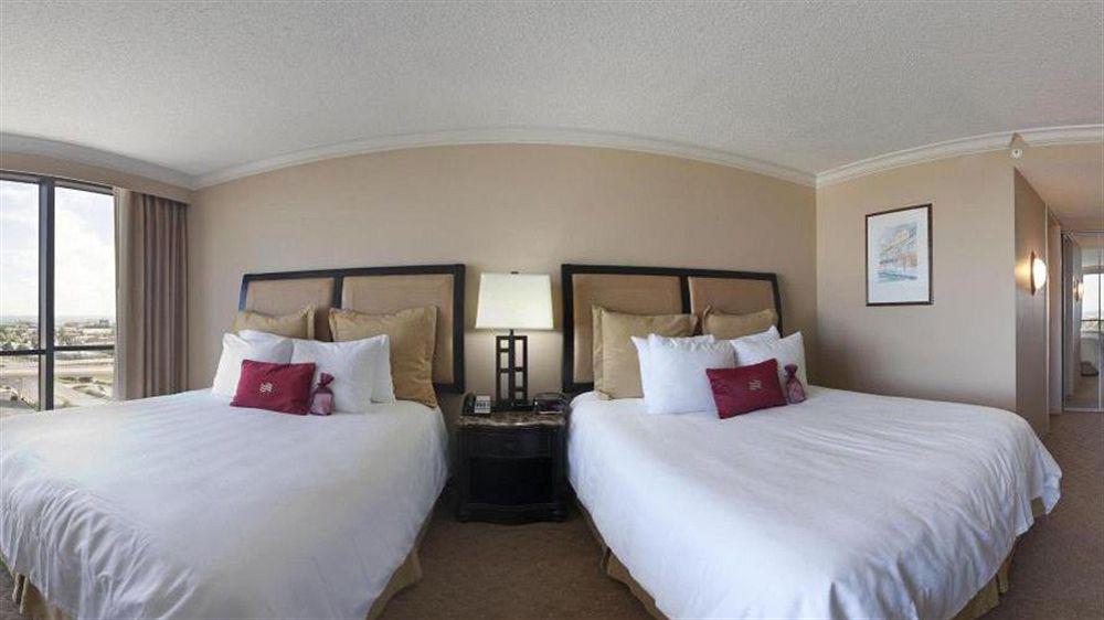 Crowne Plaza Grand 4*