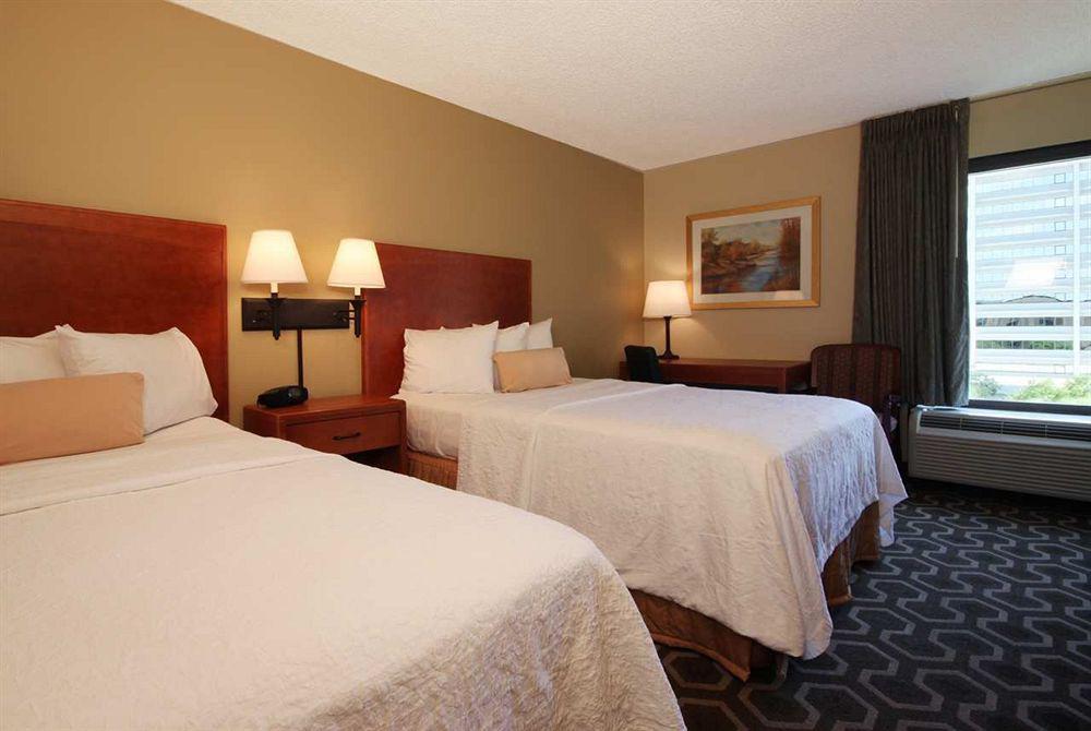 Hampton International Airport/westshore 3*