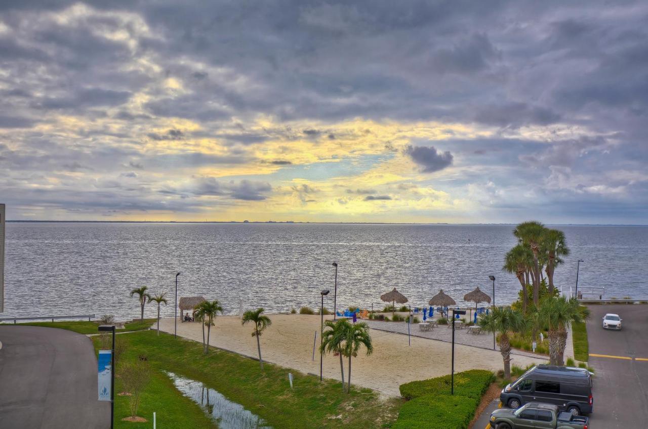 441-waterfront, Amazing Views, Wifi, Pool And Close To Bucs Stadium * Tampa