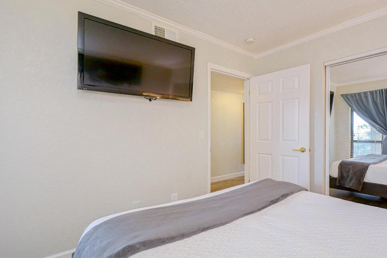 Apartment 441-waterfront, Amazing Views, Wifi, Pool And Close To Bucs Stadium *