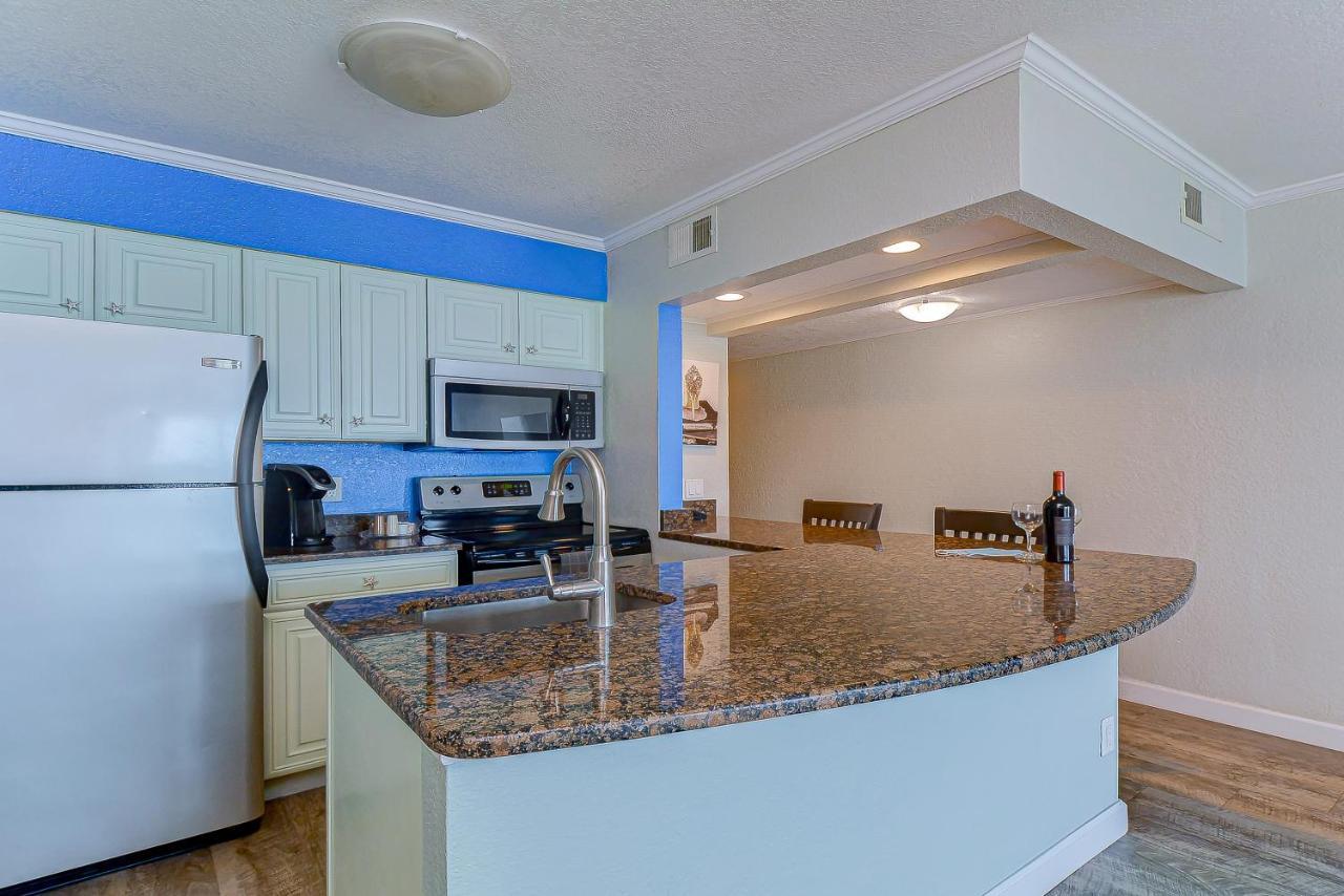Apartment 441-waterfront, Amazing Views, Wifi, Pool And Close To Bucs Stadium *