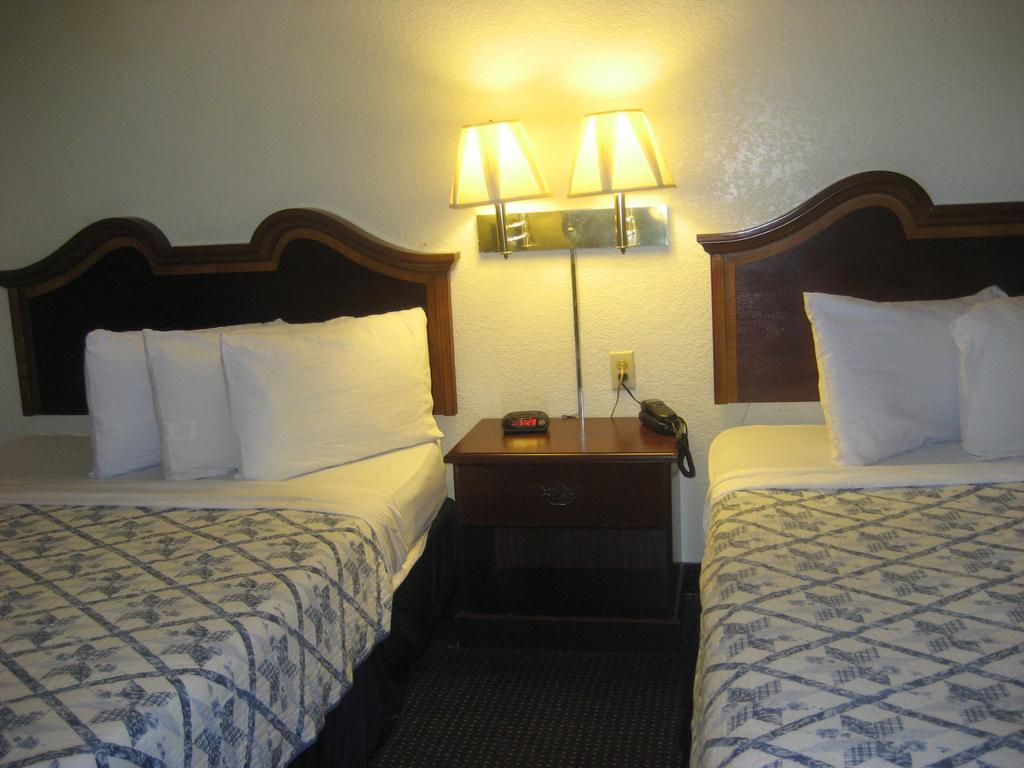 The At Motel