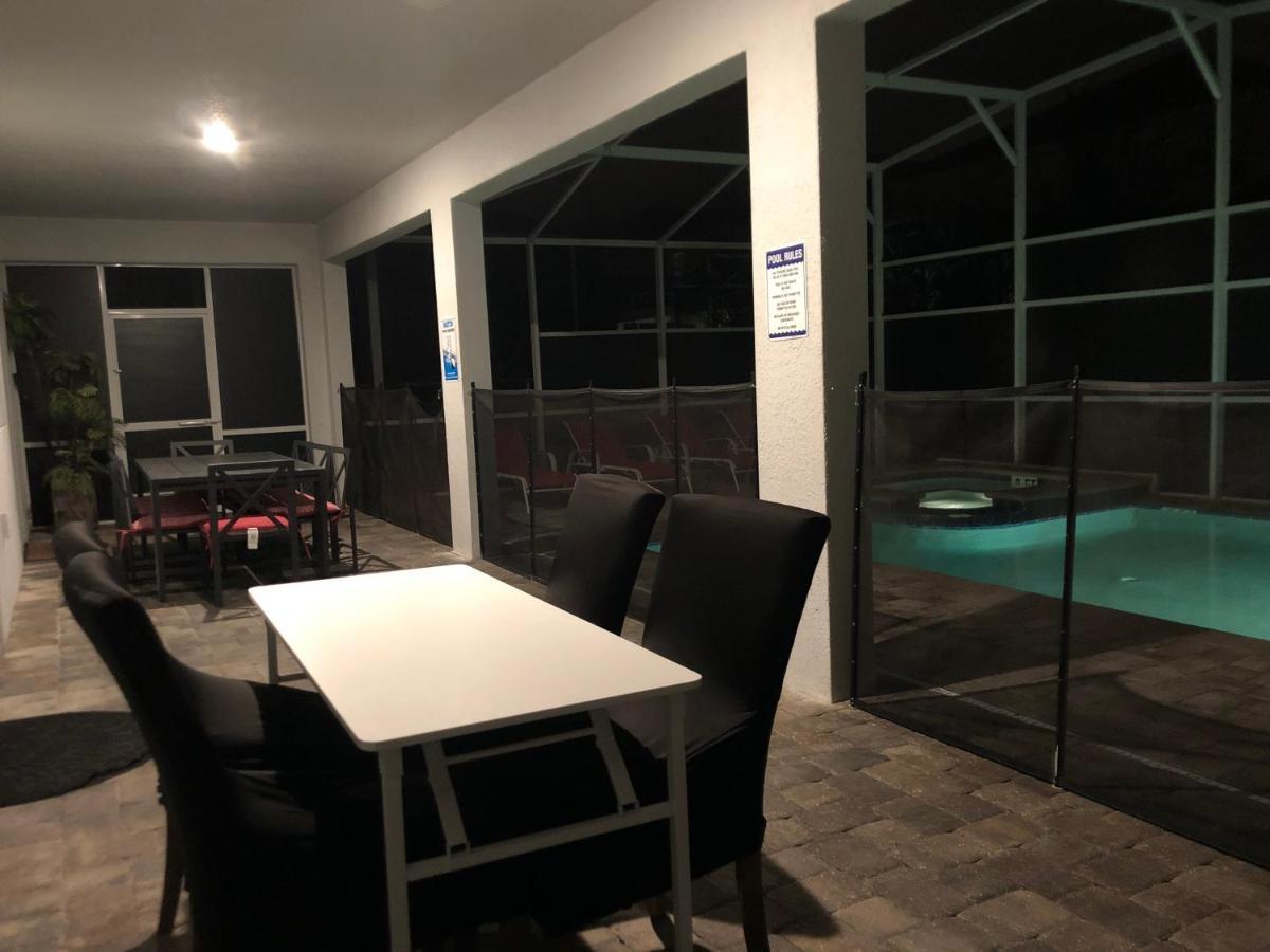 8 Bedrooms, 5 Bathrooms. Theater + Pool/spa + Wifi Davenport