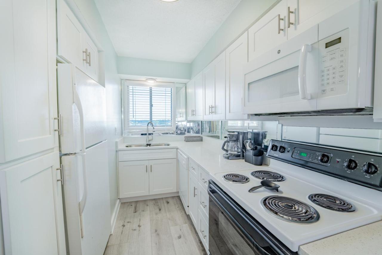Apartment Regency Towers 710, 2 Bedrooms, Sleeps 8, Beachfront, Wi-fi, Pool, Complimentary Beach Chairs And Umbrella *