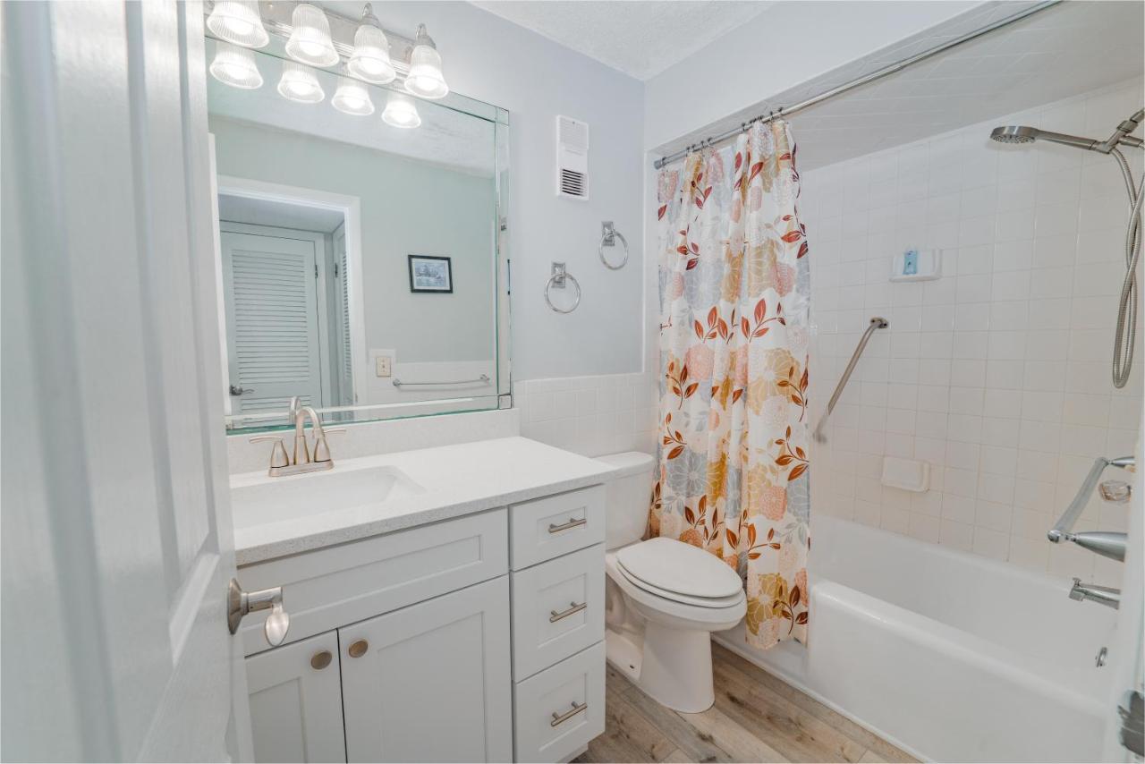 Apartment Regency Towers 710, 2 Bedrooms, Sleeps 8, Beachfront, Wi-fi, Pool, Complimentary Beach Chairs And Umbrella Panama City Beach