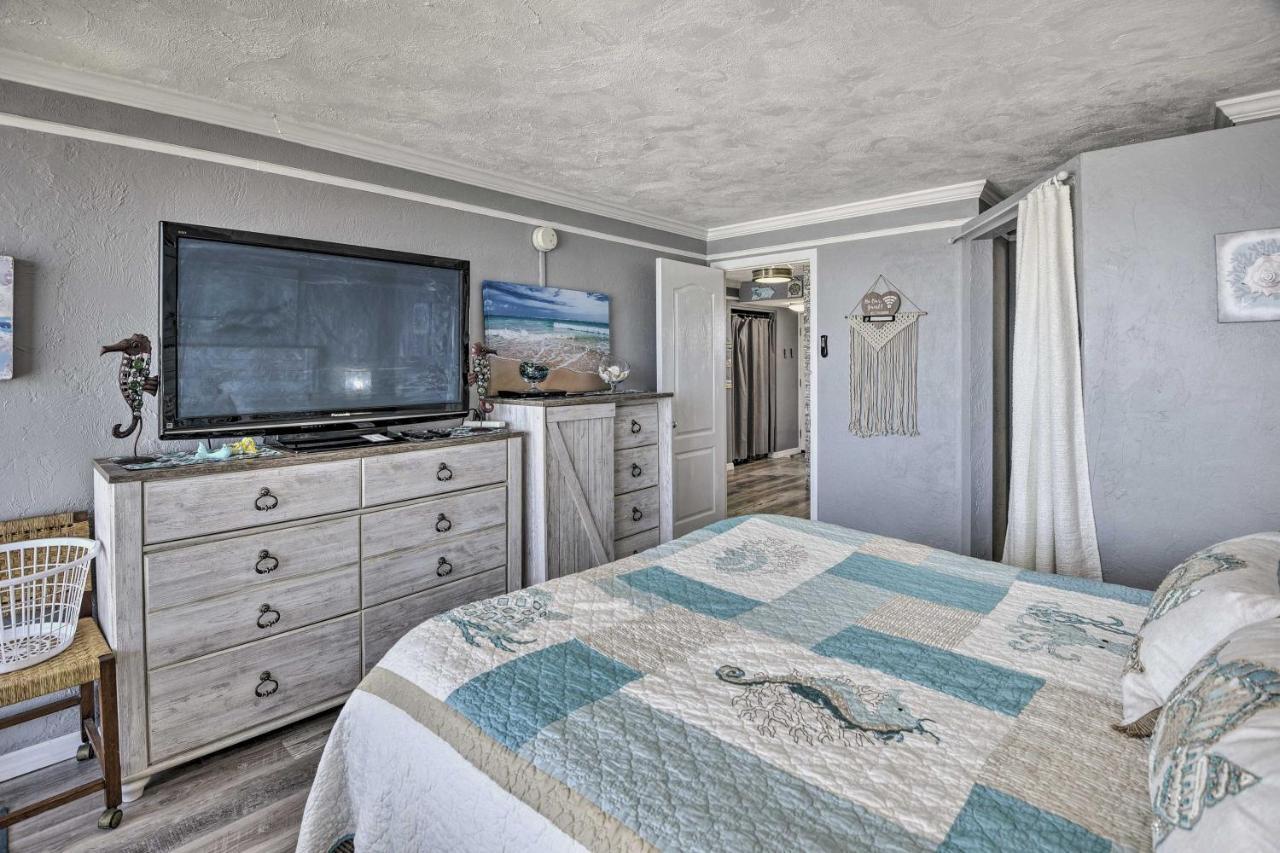Bright Daytona With Community Pool! Daytona Beach