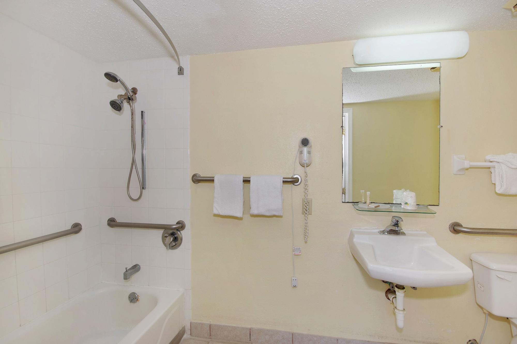 Howard Johnson By Wyndham Tropical Palms Hotel 2*