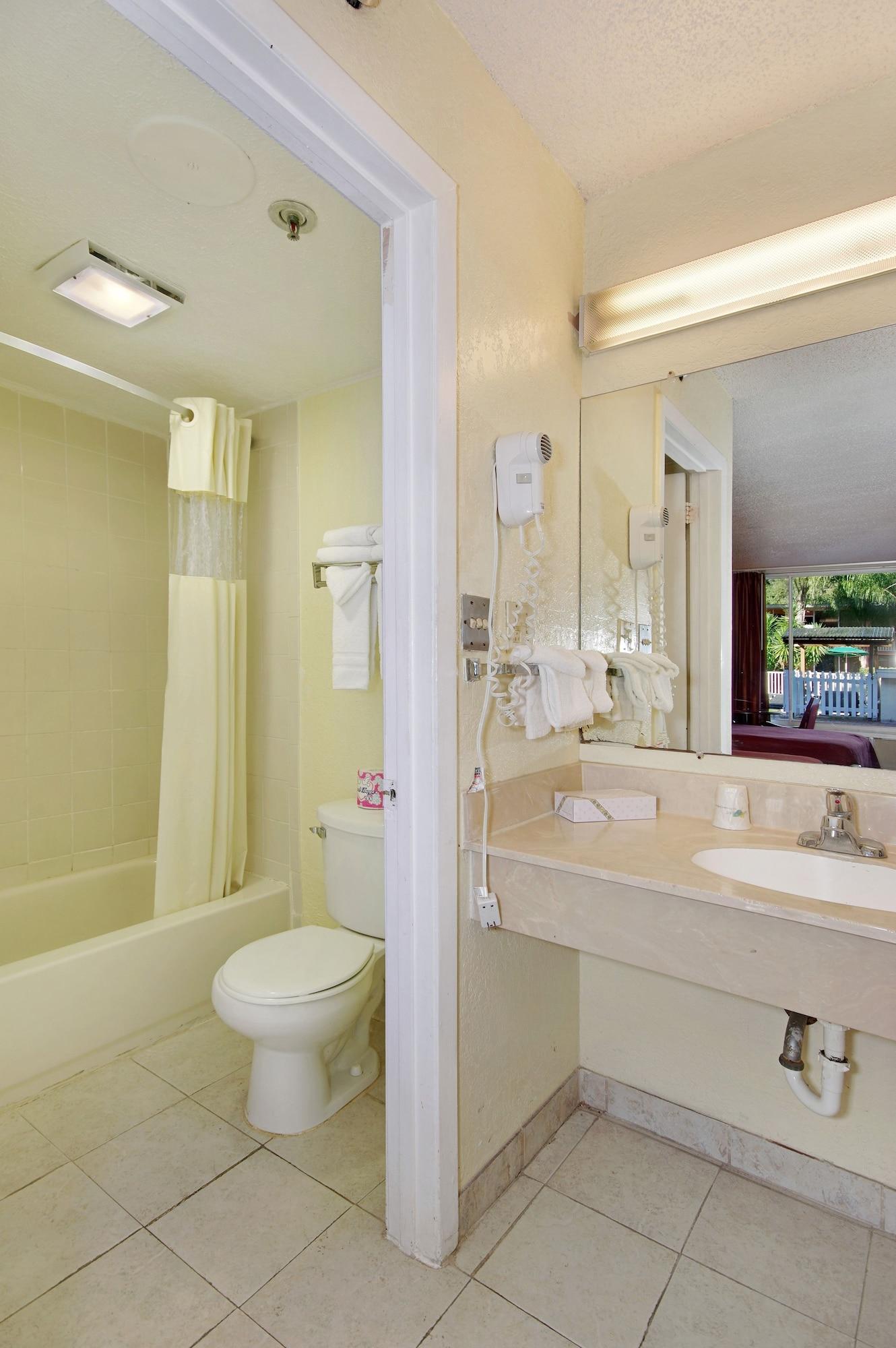 Howard Johnson By Wyndham Tropical Palms Kissimmee