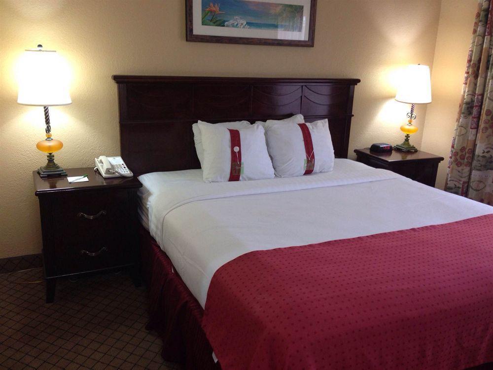 Red Roof & Hotel 3*
