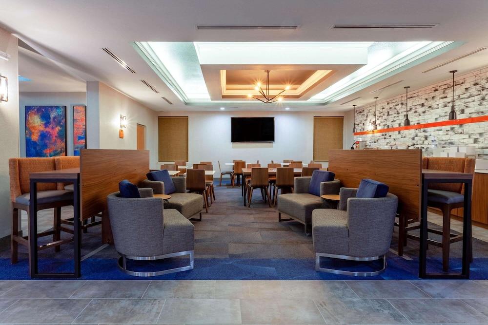 Hotel La Quinta By Wyndham Northeast *newly Renovated St. Petersburg
