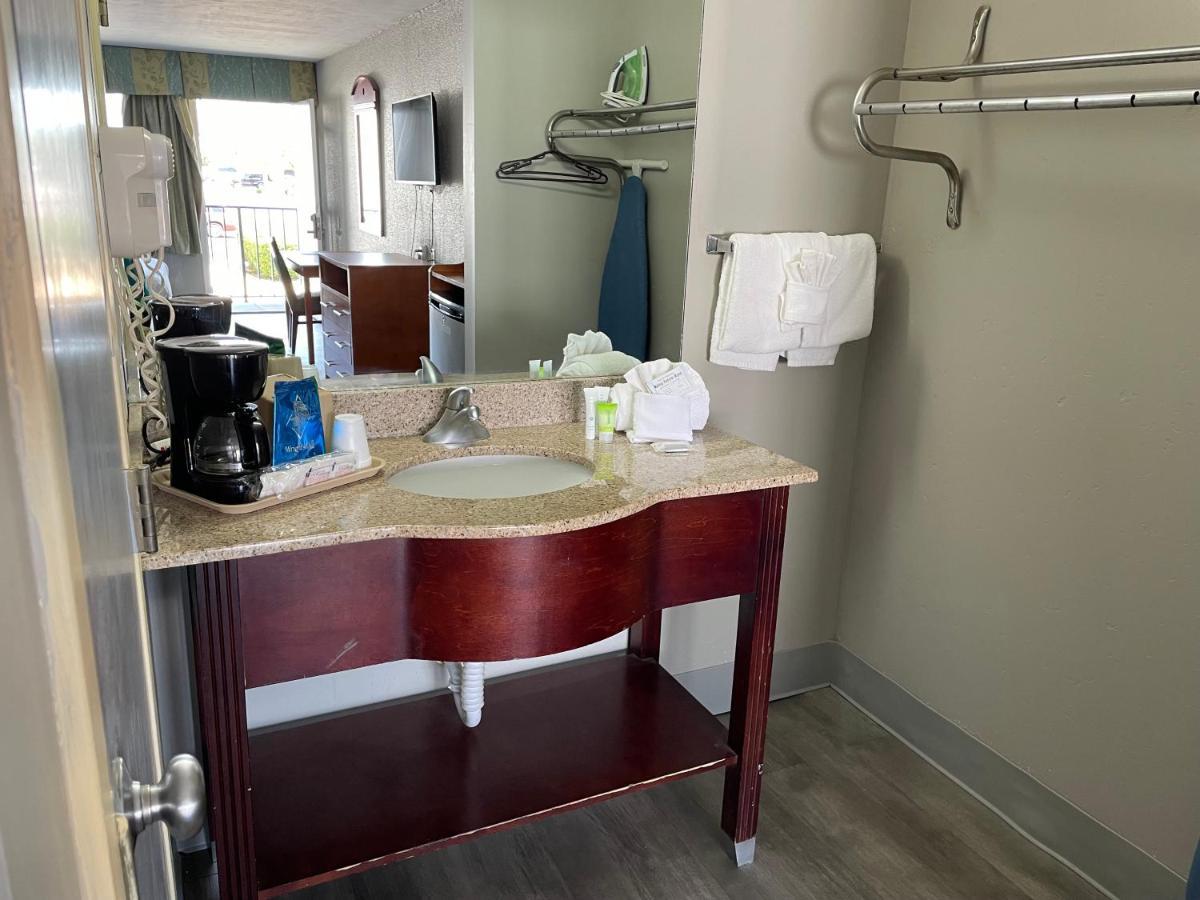 Village Motel 2*