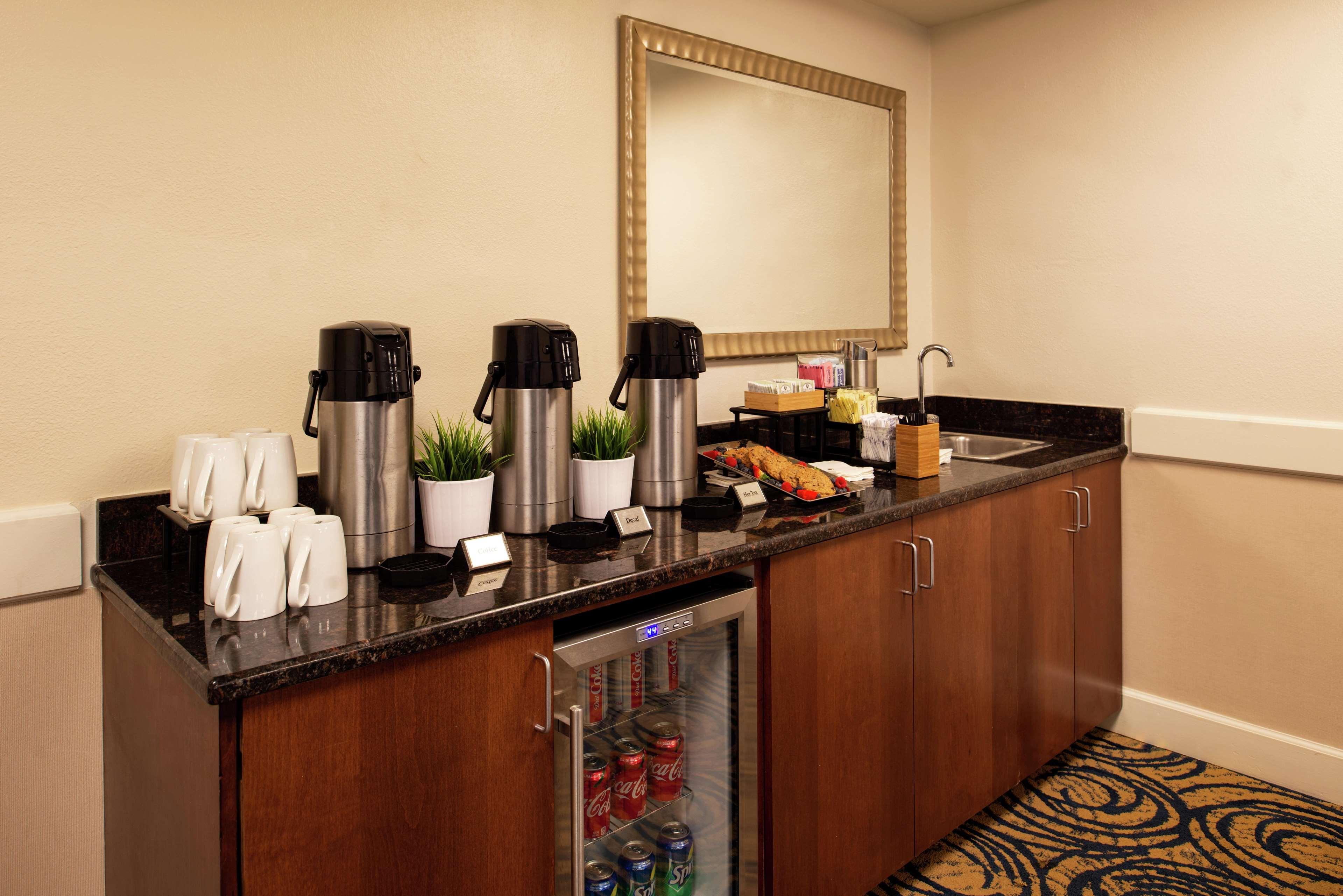 Doubletree By Hilton Airport-westshore 3*