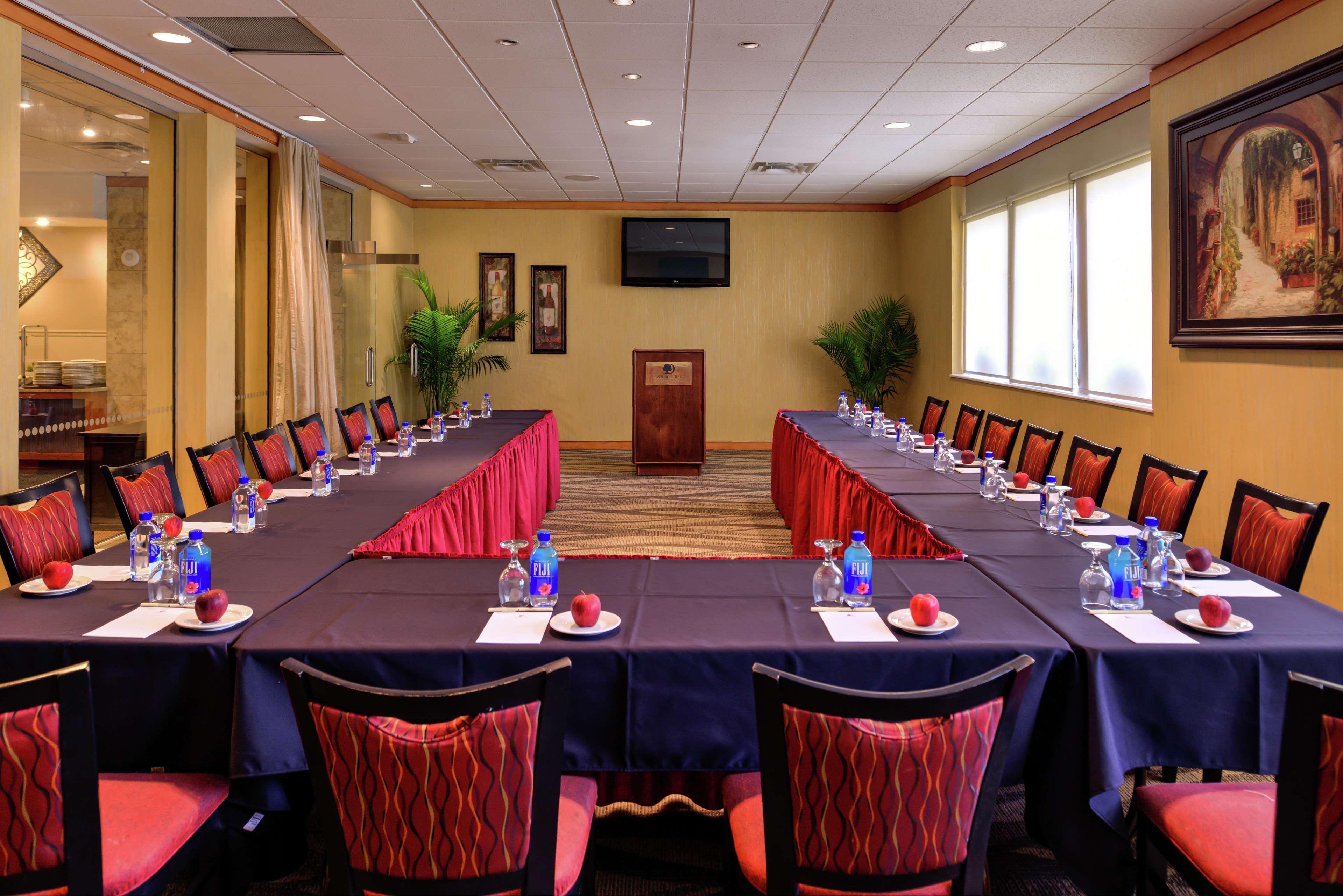 Doubletree By Hilton Airport-westshore 3*