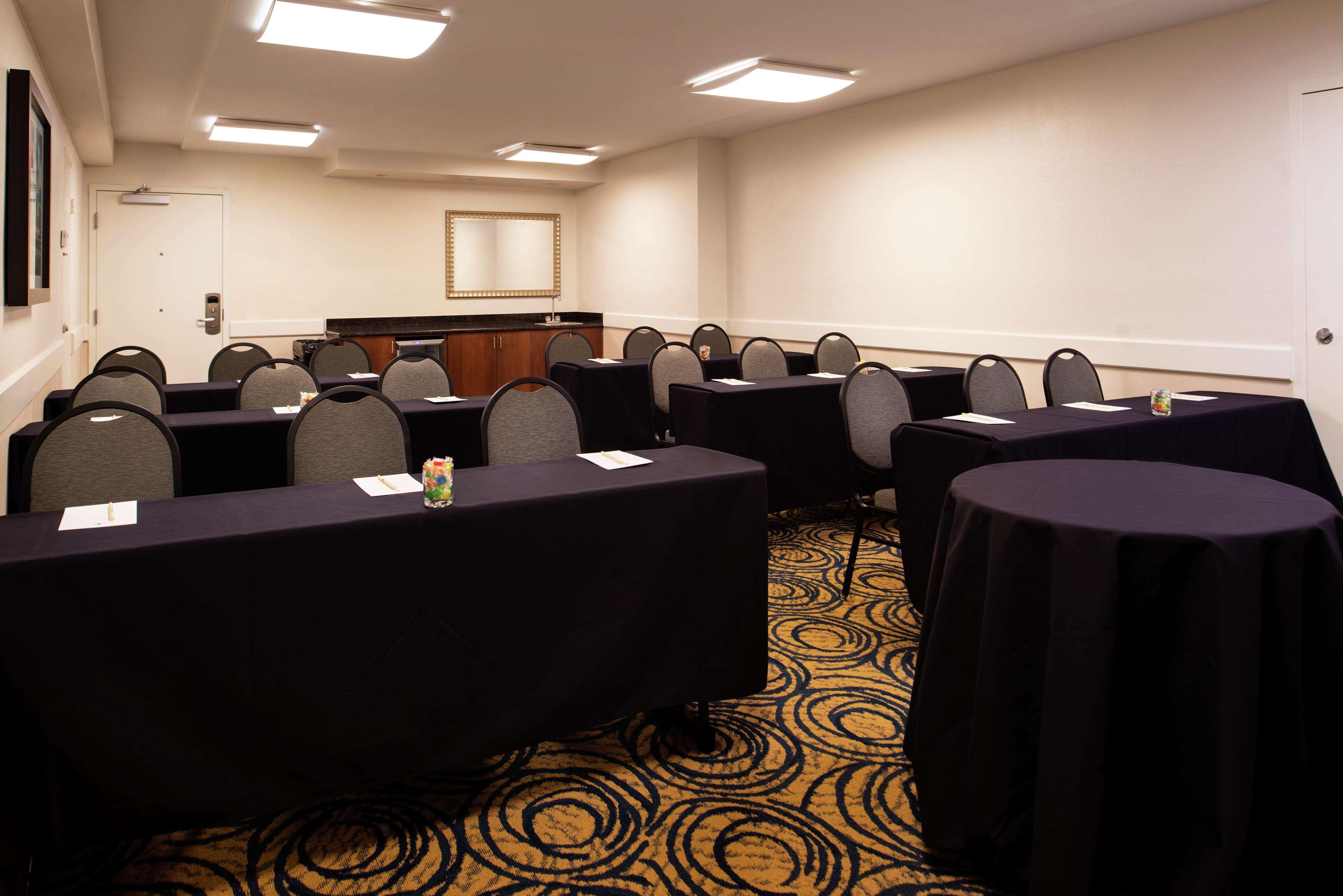 Doubletree By Hilton Airport-westshore Hotel