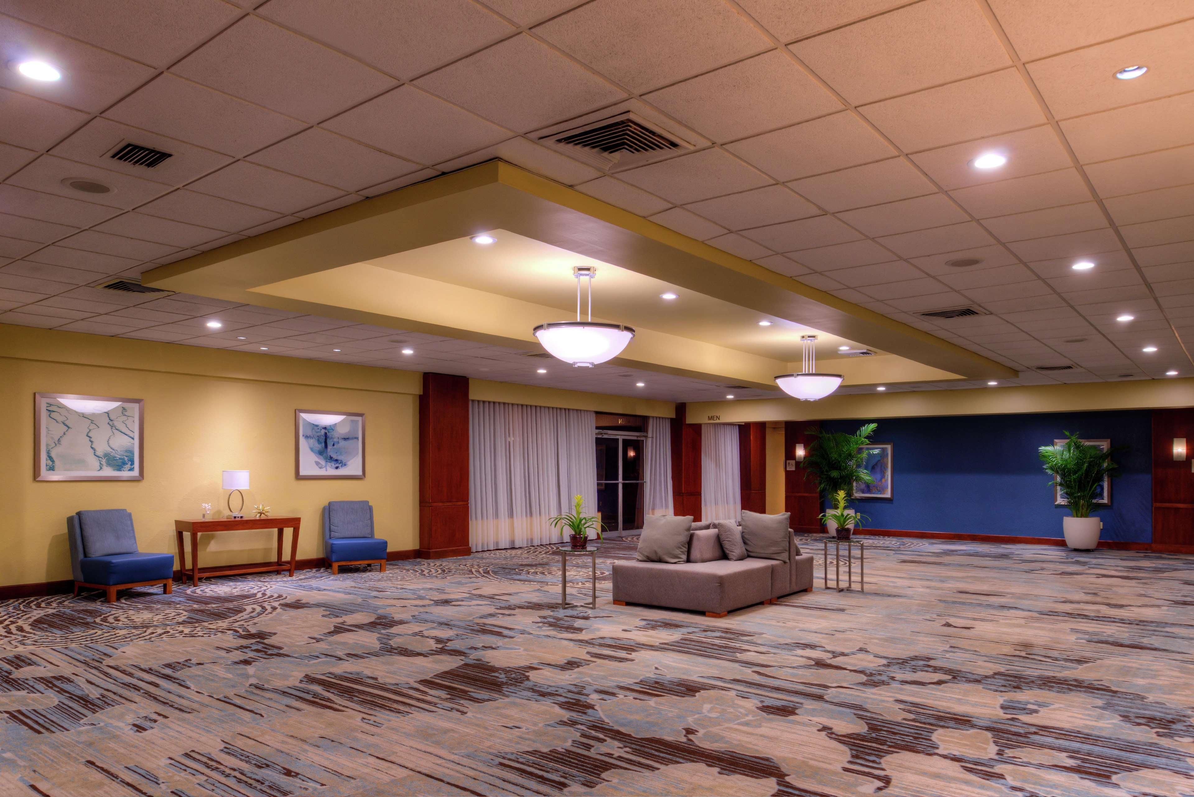 Doubletree By Hilton Airport-westshore 3*