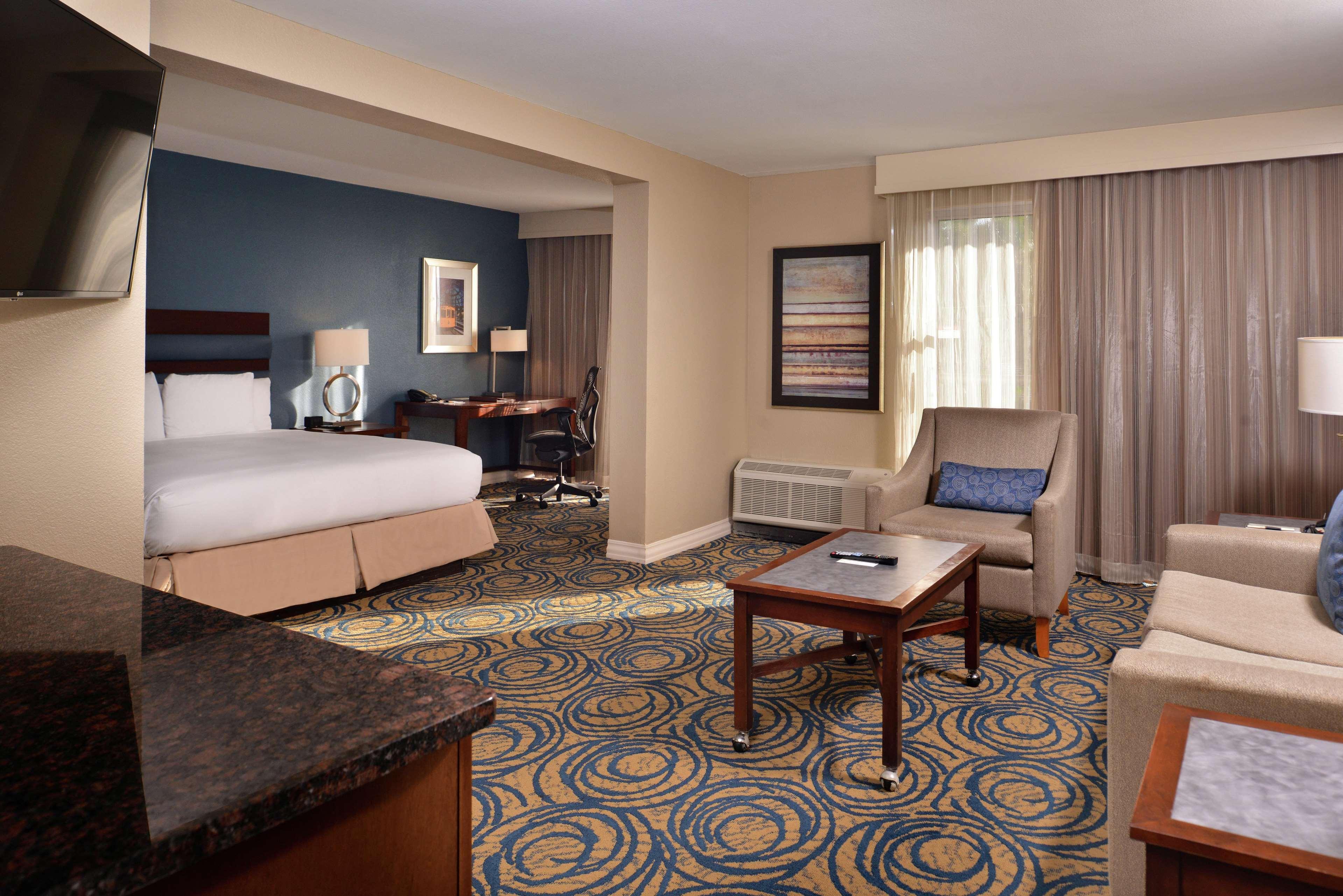 Doubletree By Hilton Airport-westshore 3*