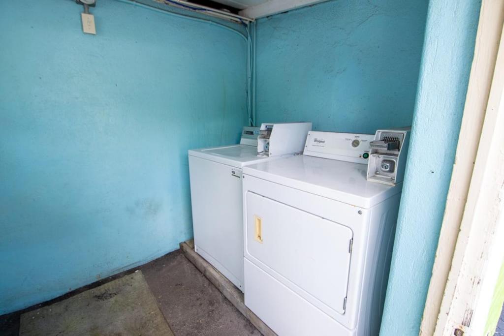 Located By The Beach 1 Bedroom With Parking And Pool Apartment Clearwater