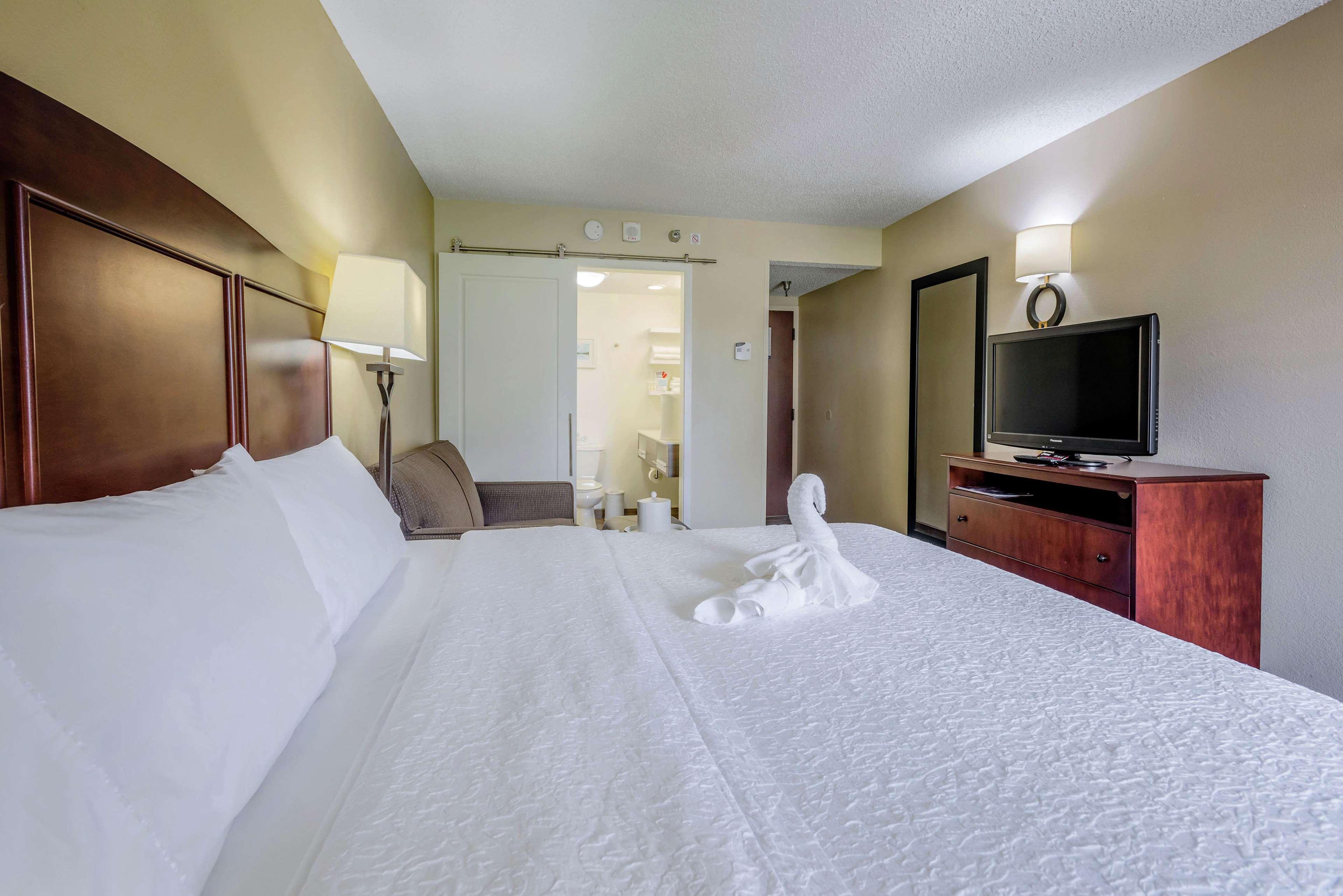Hotel Hampton International Airport/westshore 3*