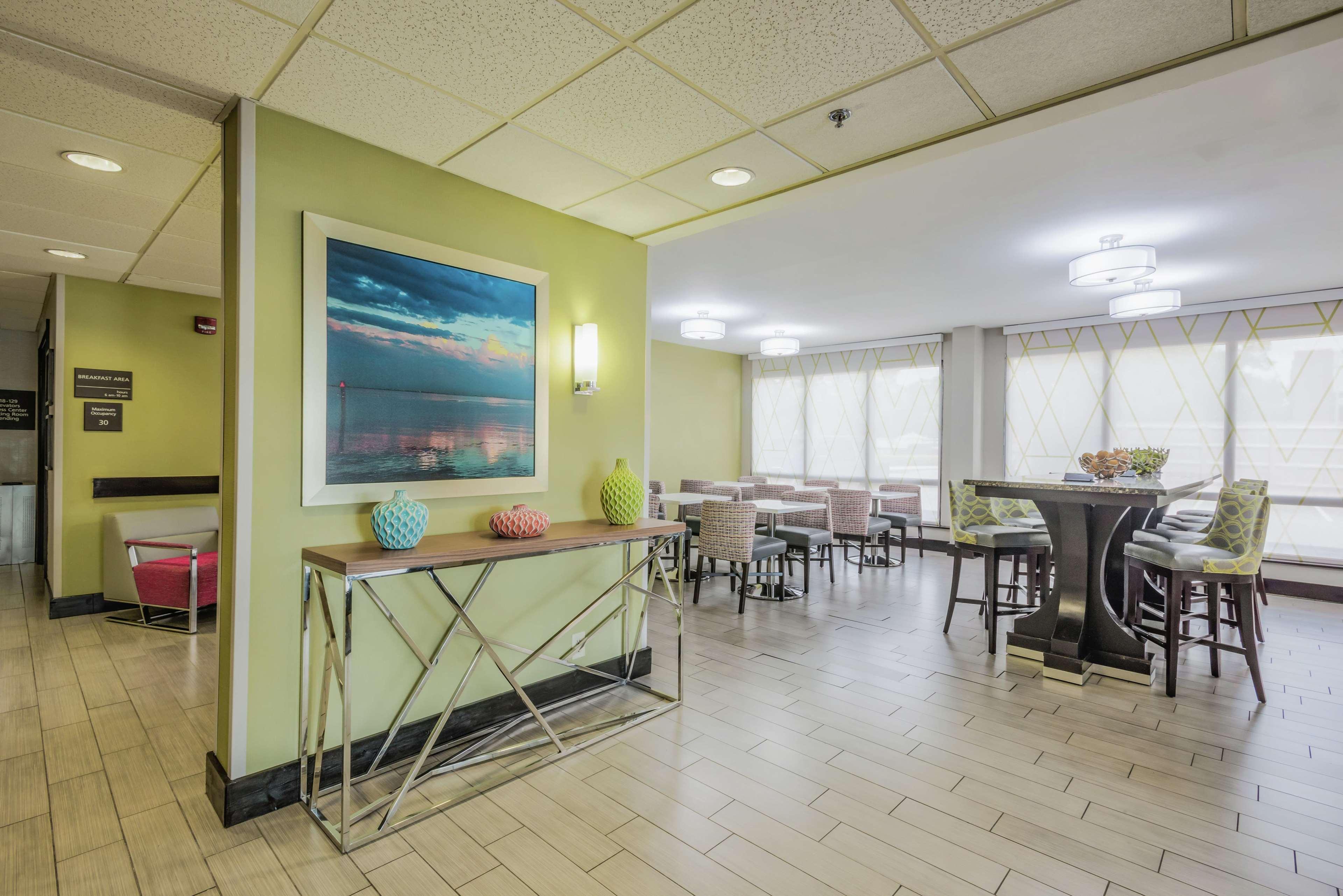 Hampton International Airport/westshore 3*