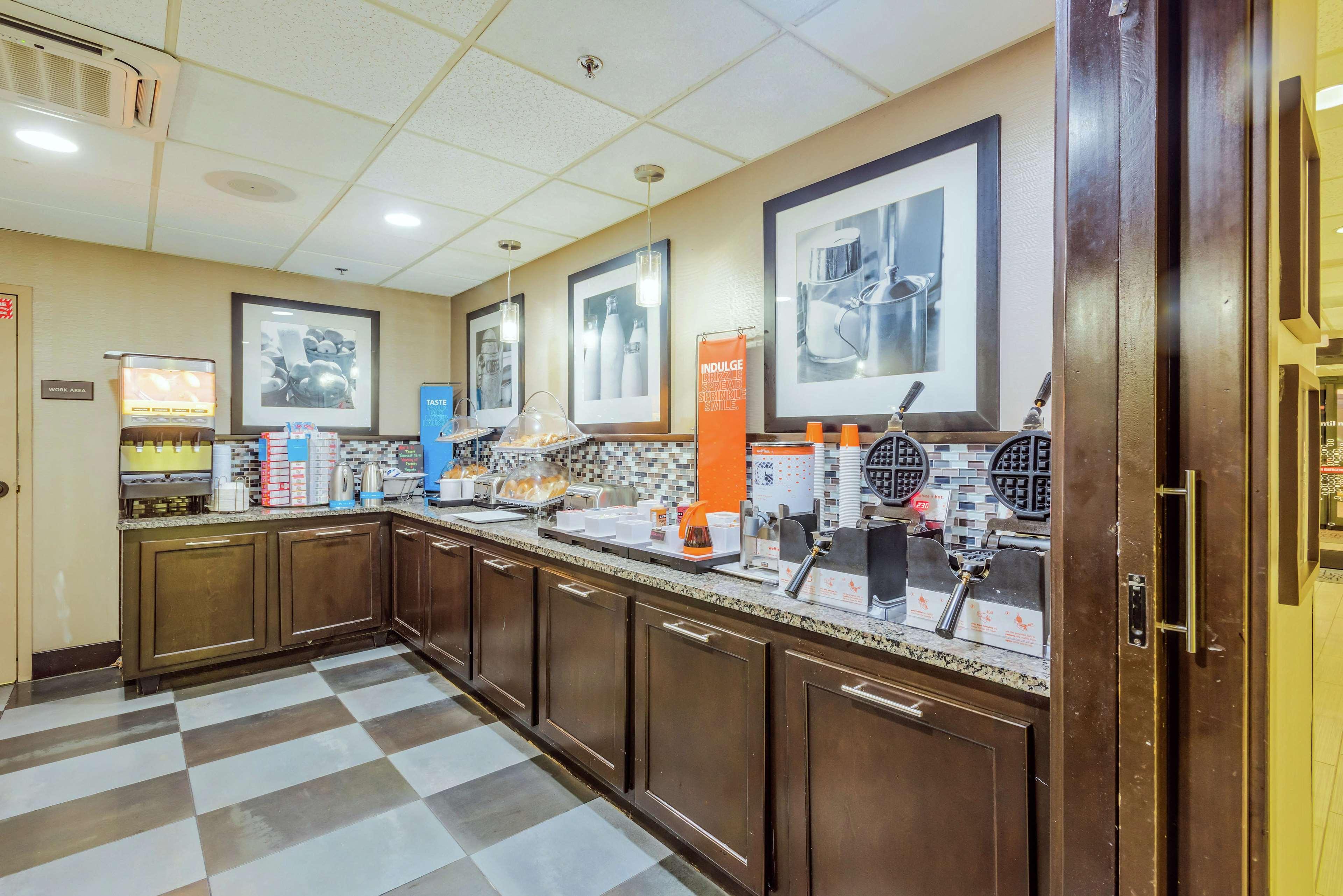 Hotel Hampton International Airport/westshore 3*