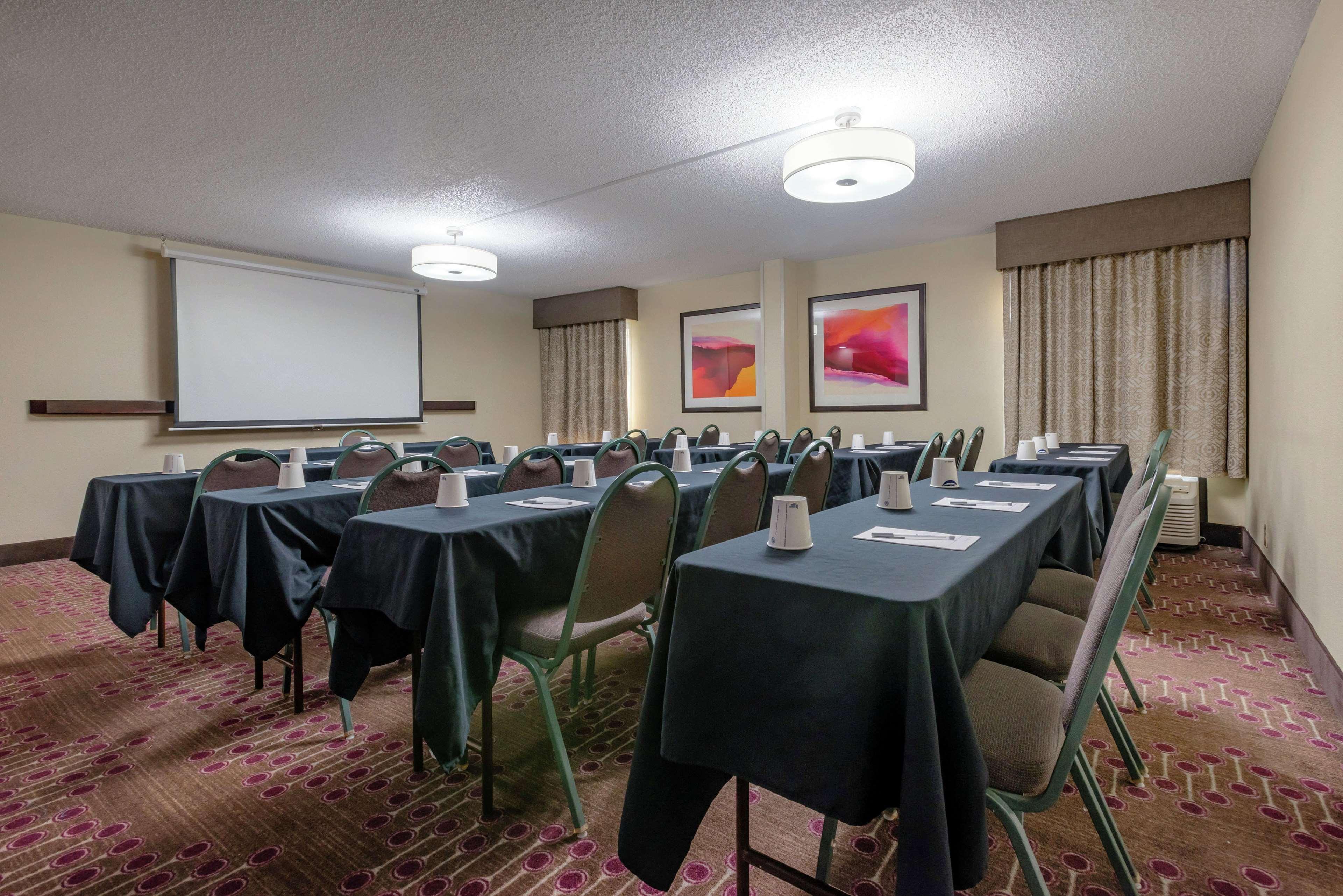 Hampton International Airport/westshore Hotel