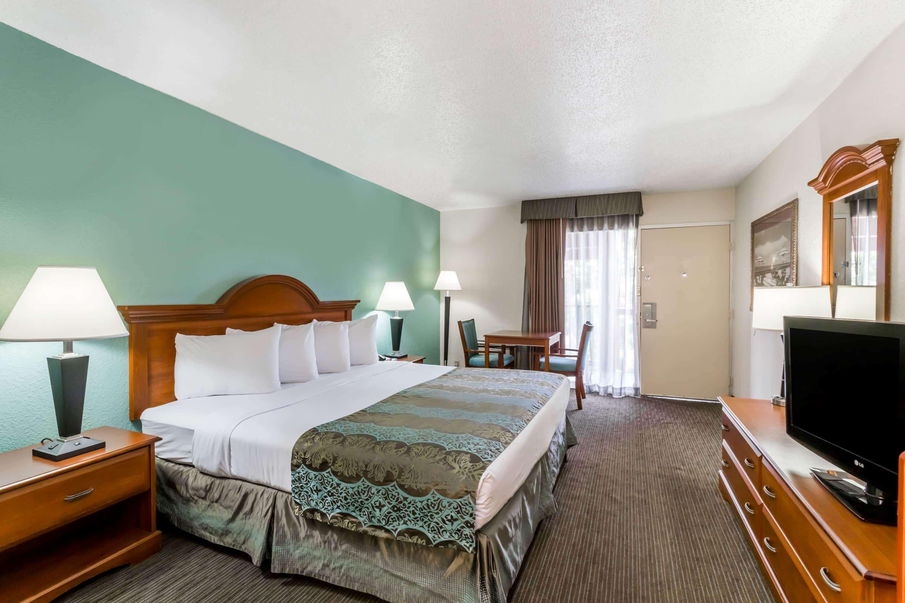 Baymont By Wyndham Hotel Sarasota