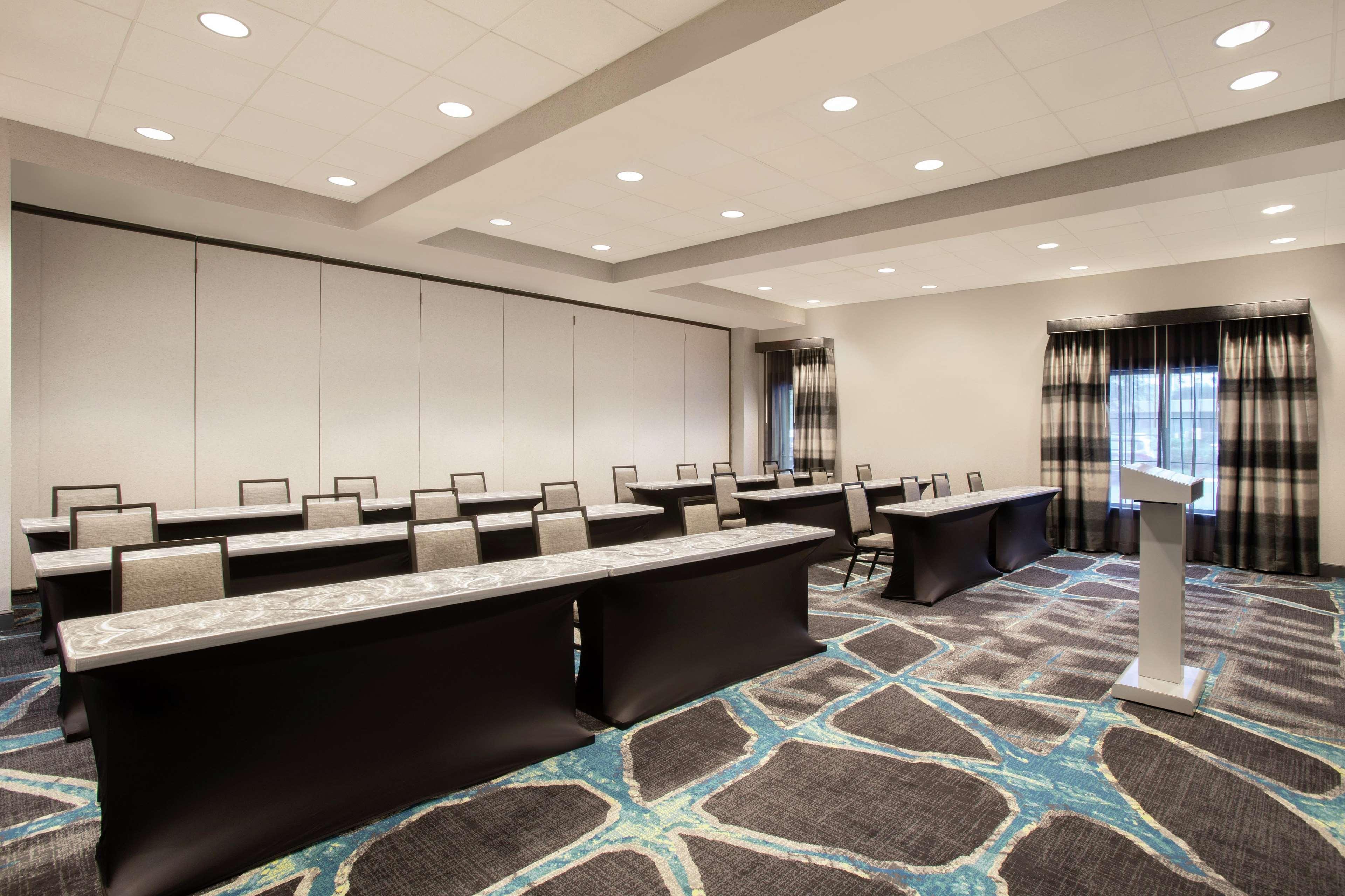 Hotel Embassy By Hilton Airport 3*