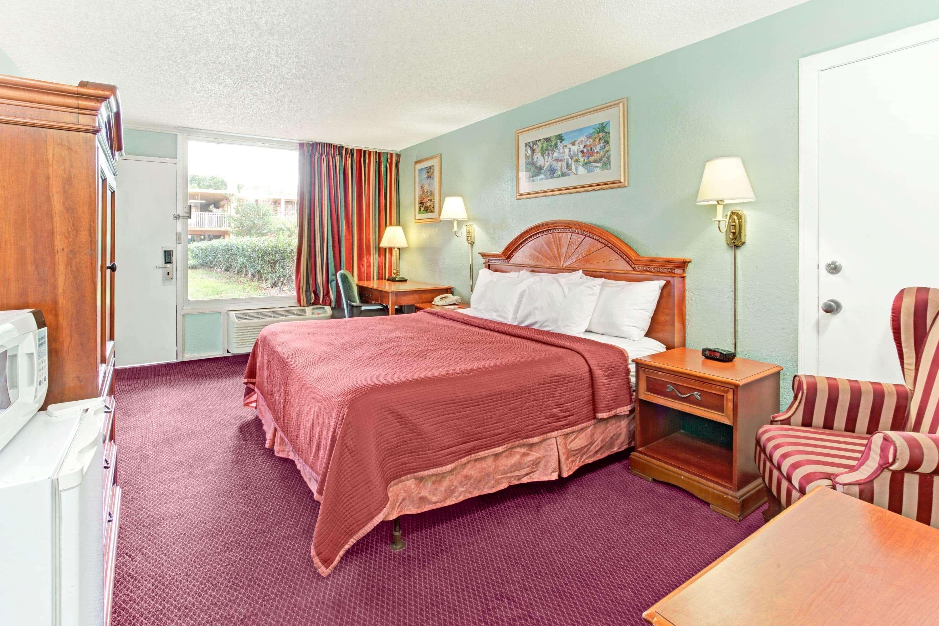 Howard Johnson By Wyndham Tropical Palms