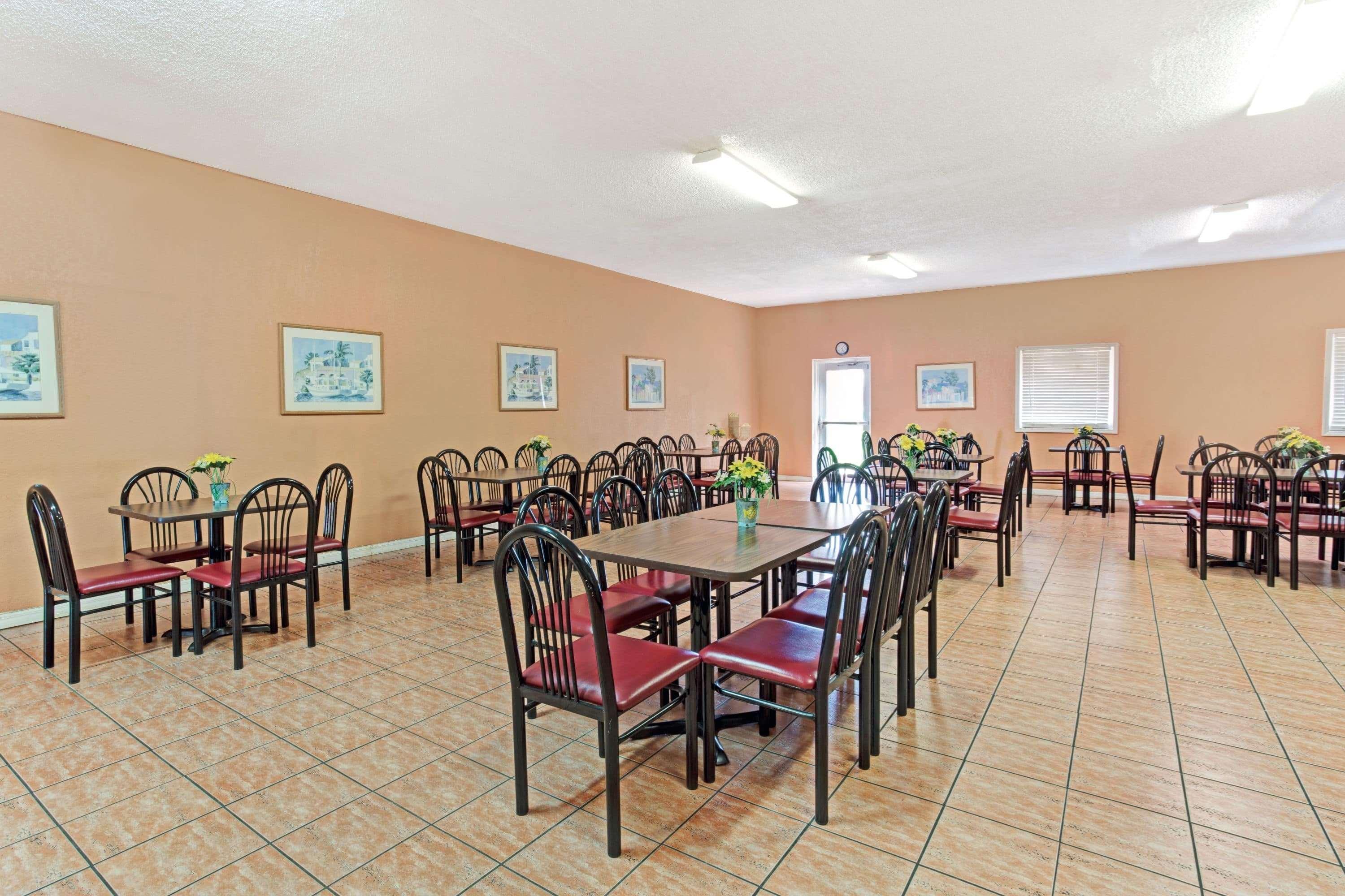 Howard Johnson By Wyndham Tropical Palms 2*