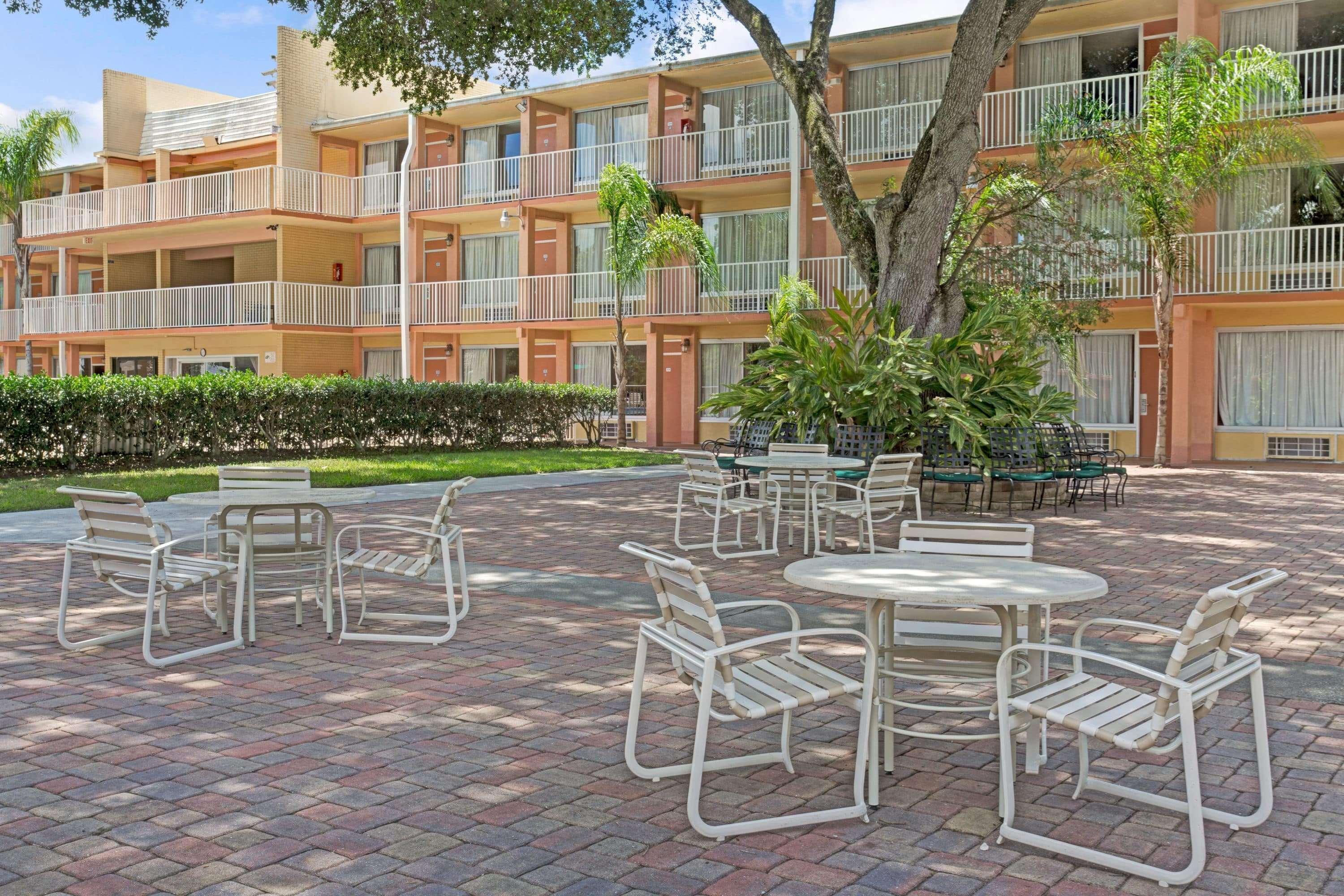 Howard Johnson By Wyndham Tropical Palms 2*