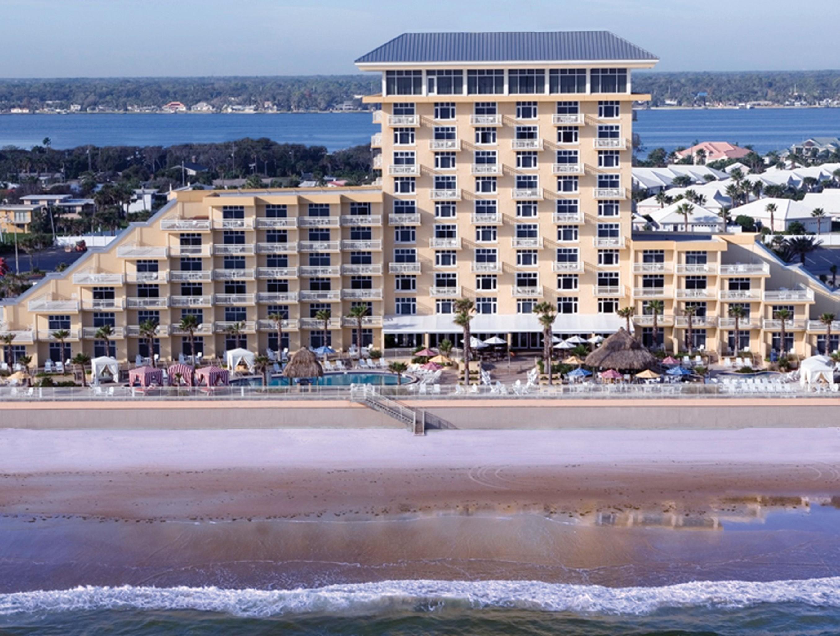 Resort The Shores & 4*