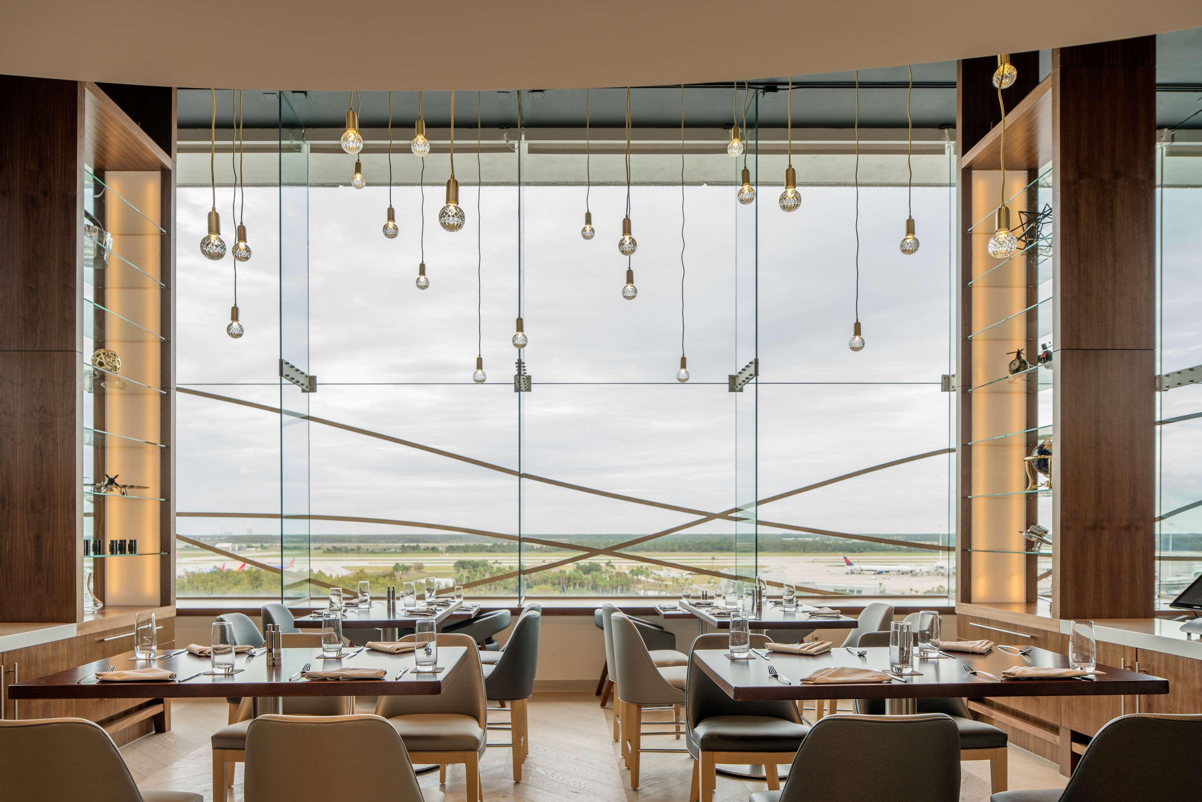 Hyatt Regency International Airport 4*