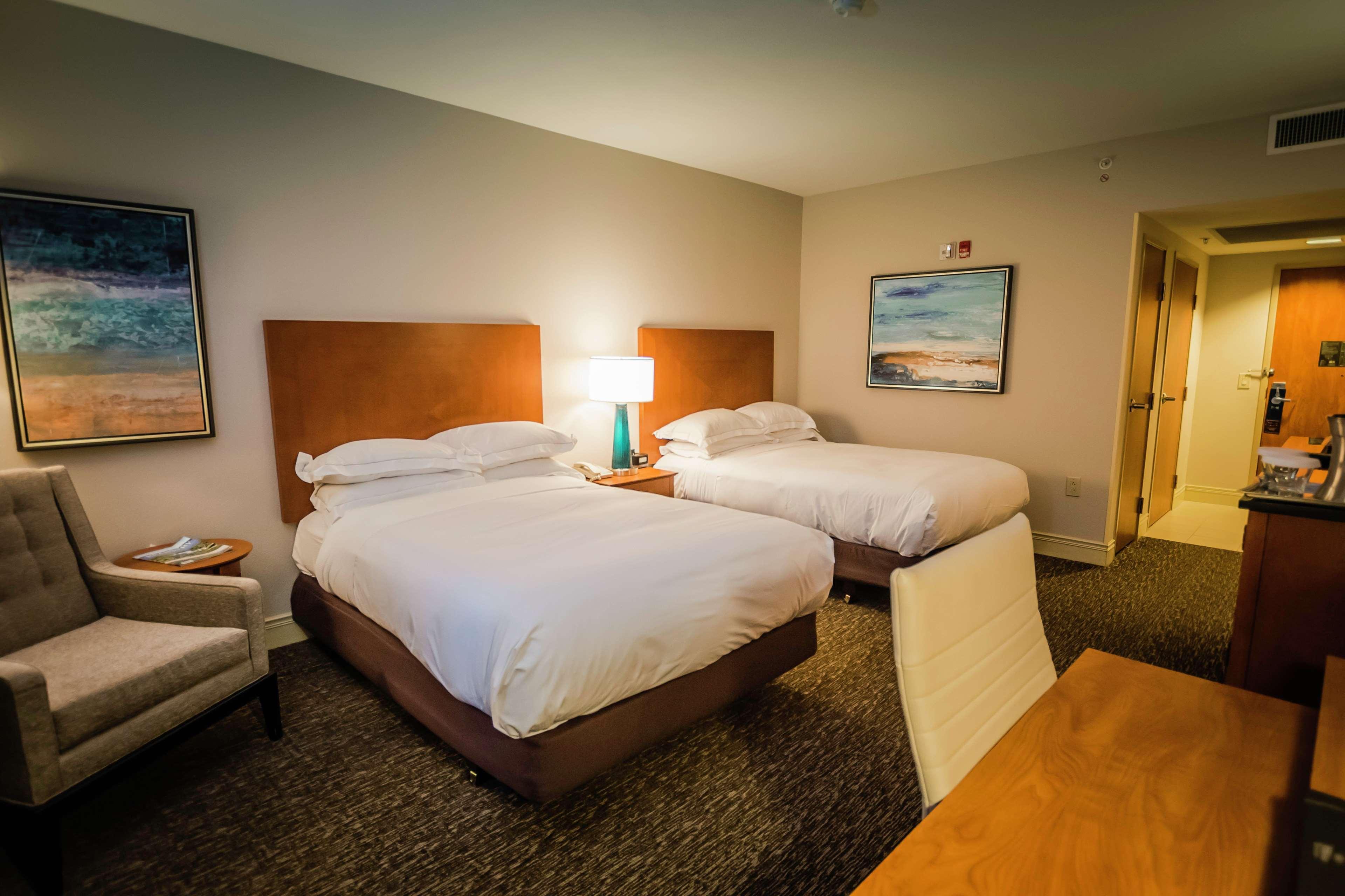 Hilton Carillon Park 4*