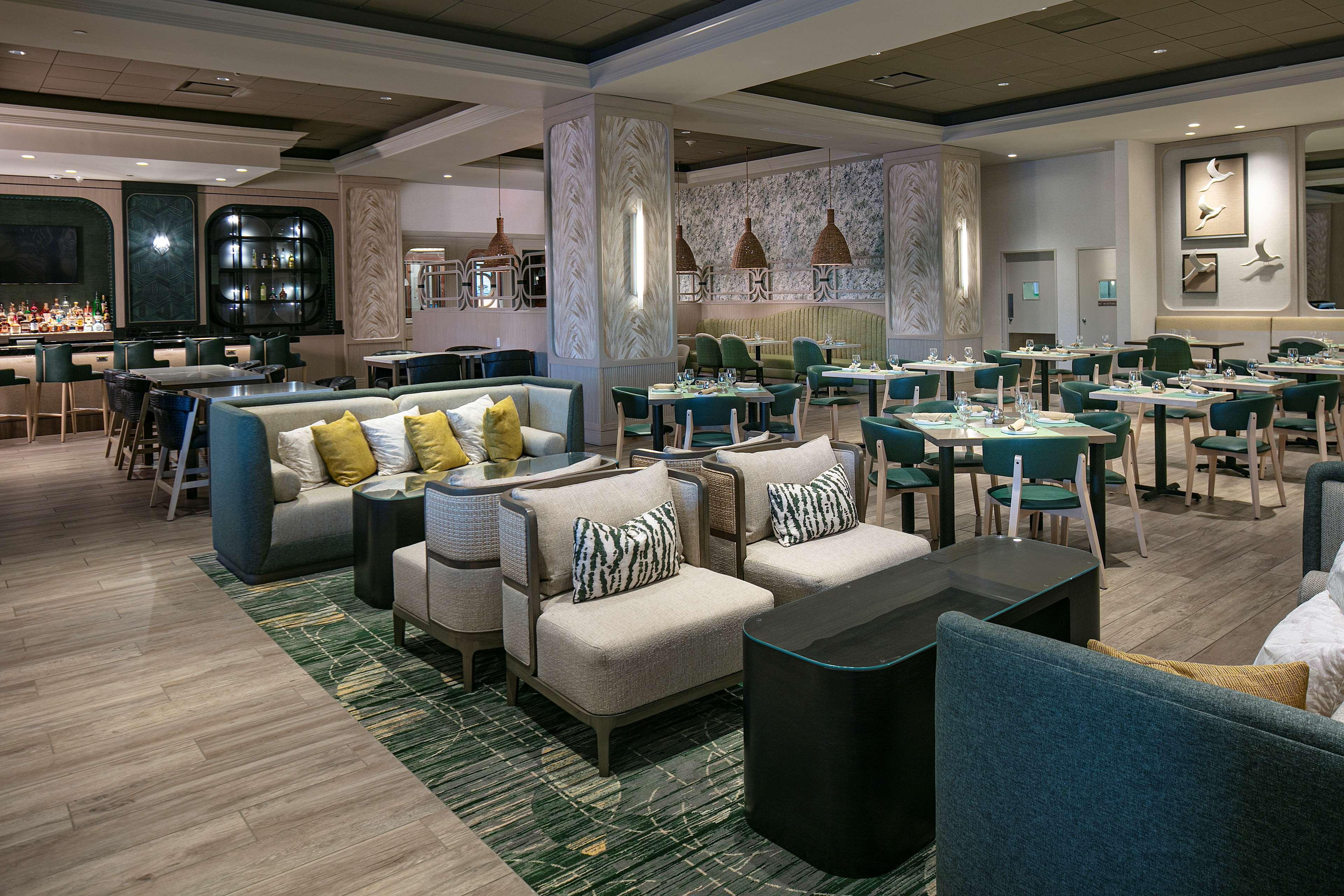 Hilton Carillon Park 4*