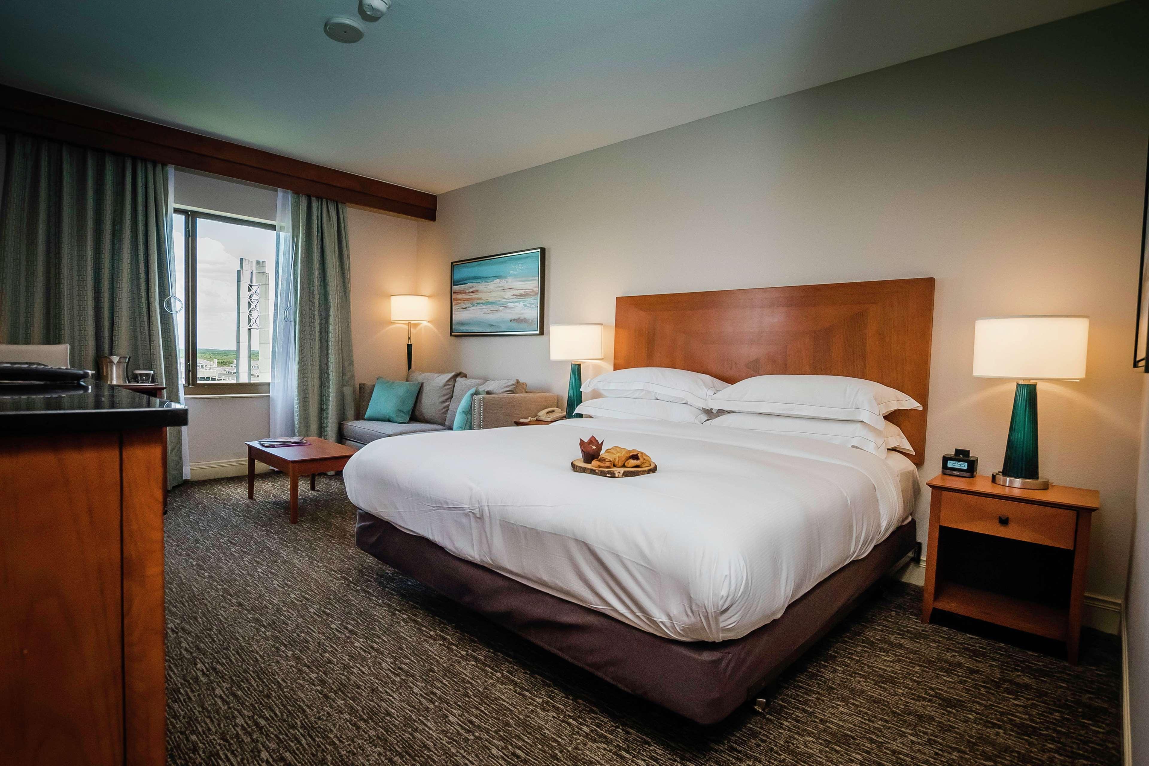 Hilton Carillon Park 4*