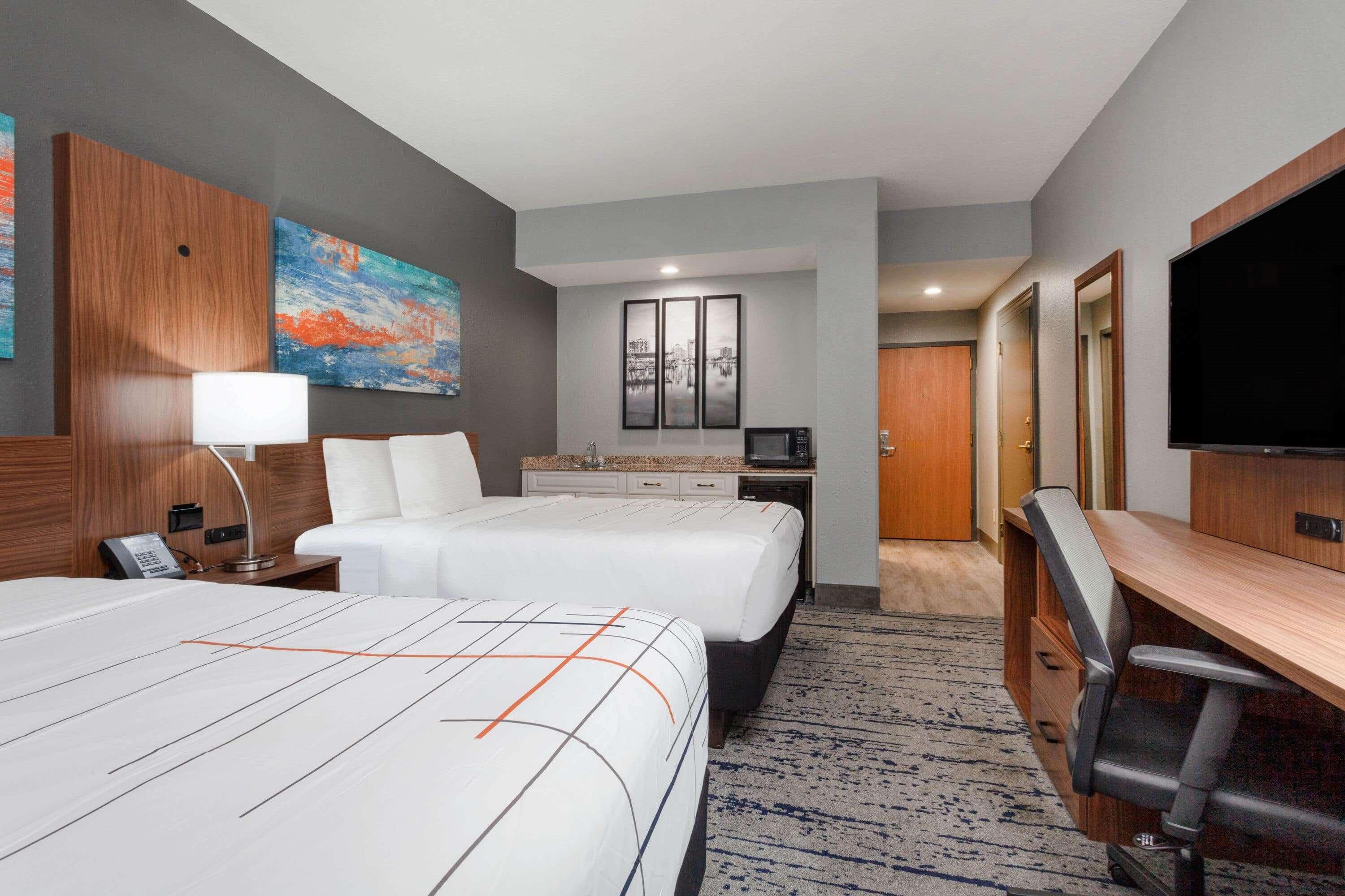 La Quinta By Wyndham Northeast *newly Renovated Hotel St. Petersburg