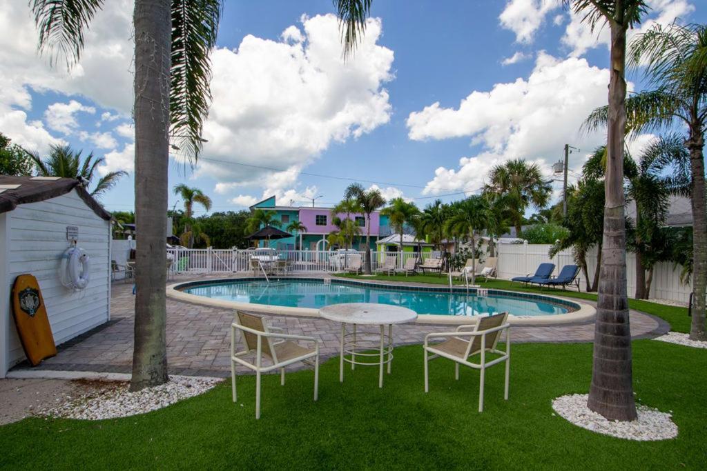 Located By The Beach 1 Bedroom With Parking And Pool * Clearwater