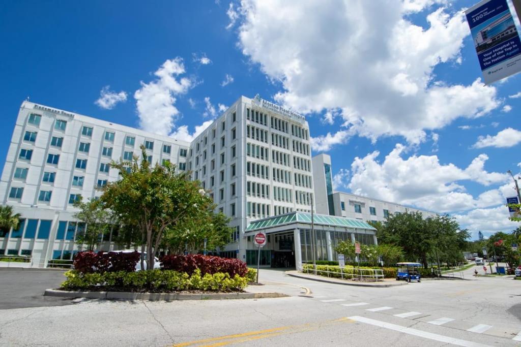 Located By The Beach 1 Bedroom With Parking And Pool Apartment