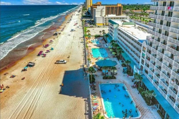 Oceanfront At Daytona Resort: Balcony Views & 4 Pools Apartment Daytona Beach