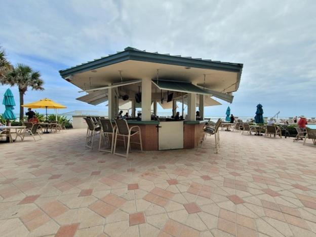 Oceanfront At Daytona Resort: Balcony Views & 4 Pools Apartment