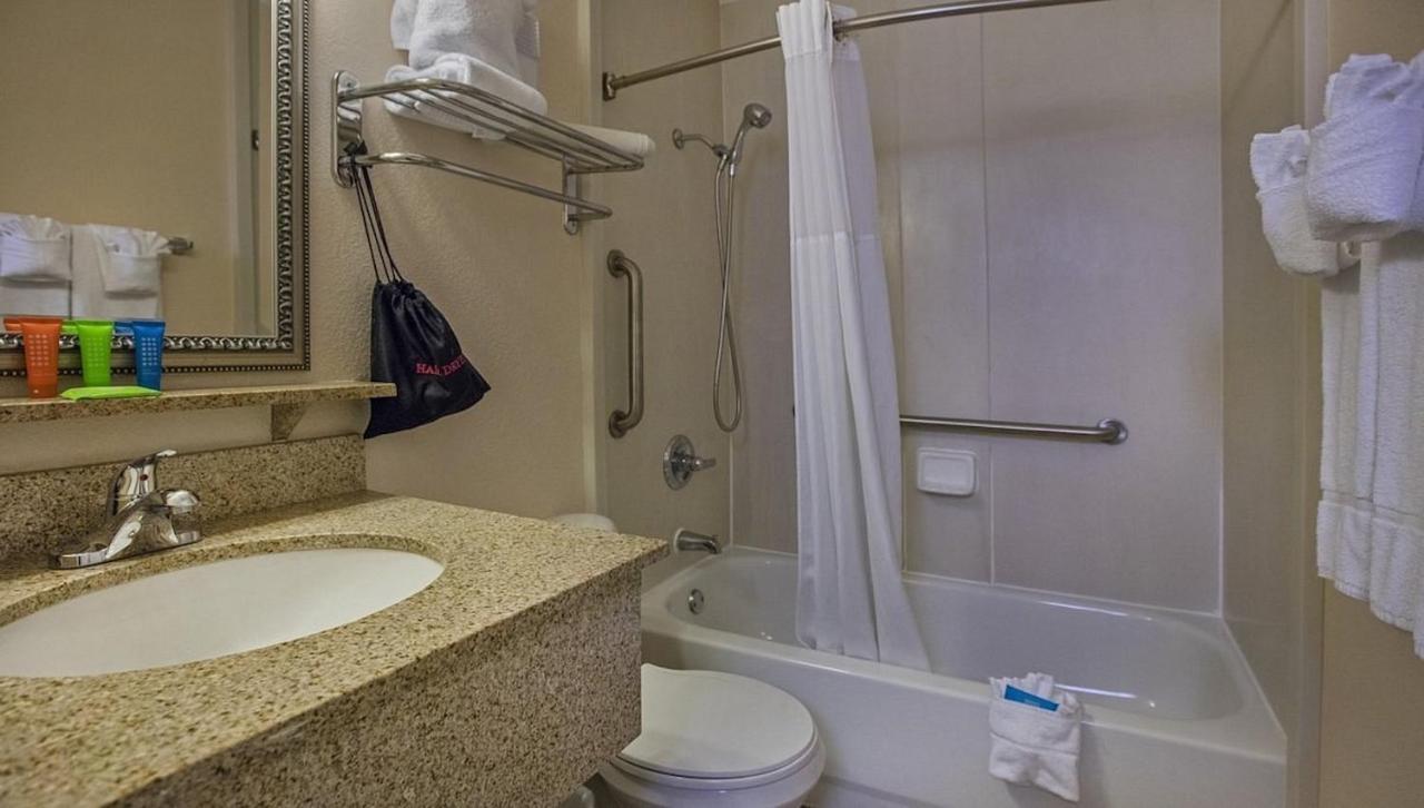2 Bed With Balcony Facing Pool And Sunsets! Aparthotel *