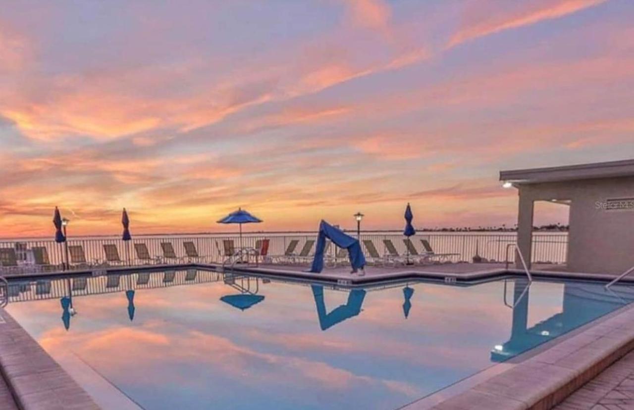 2 Bed With Balcony Facing Pool And Sunsets! Aparthotel *